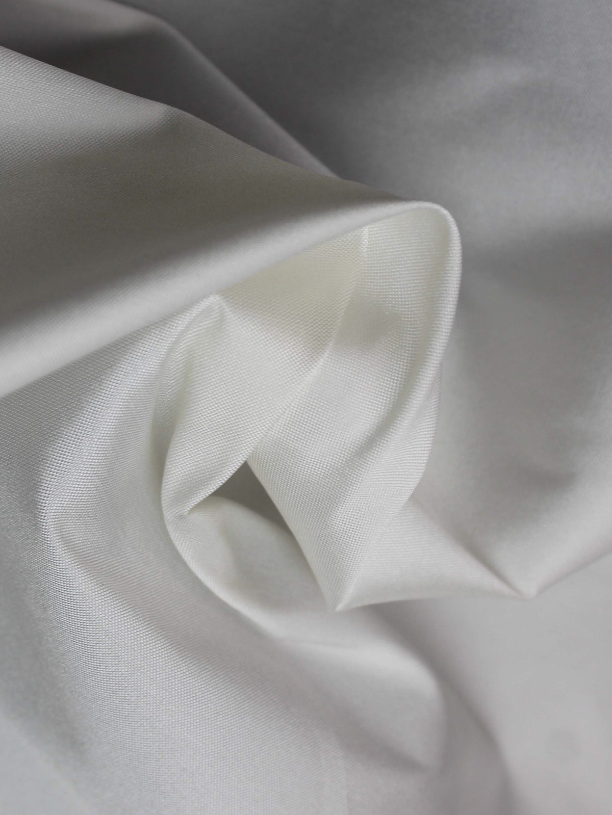 Blass elfenbeinfarbener Polyester-Taft - P75