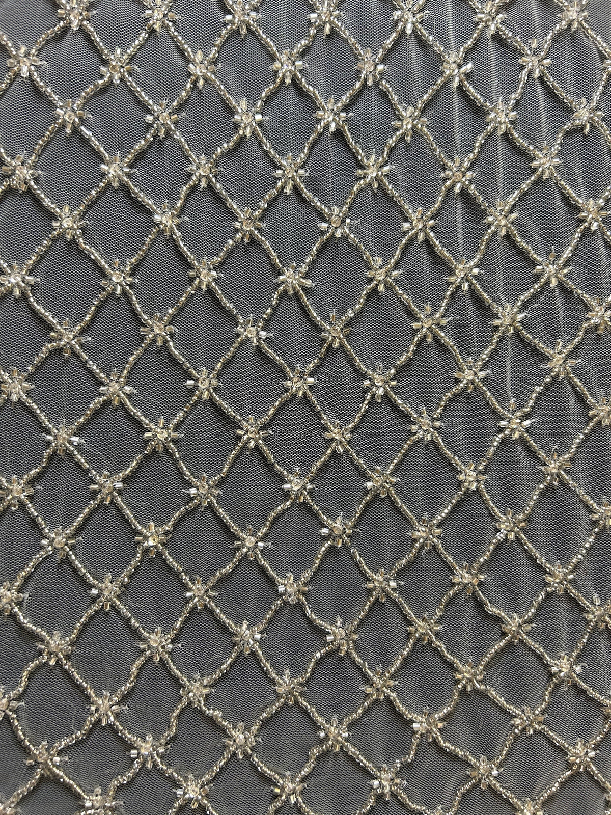 Elfenbeinfarbene, handbesetzte Spitze – Patience