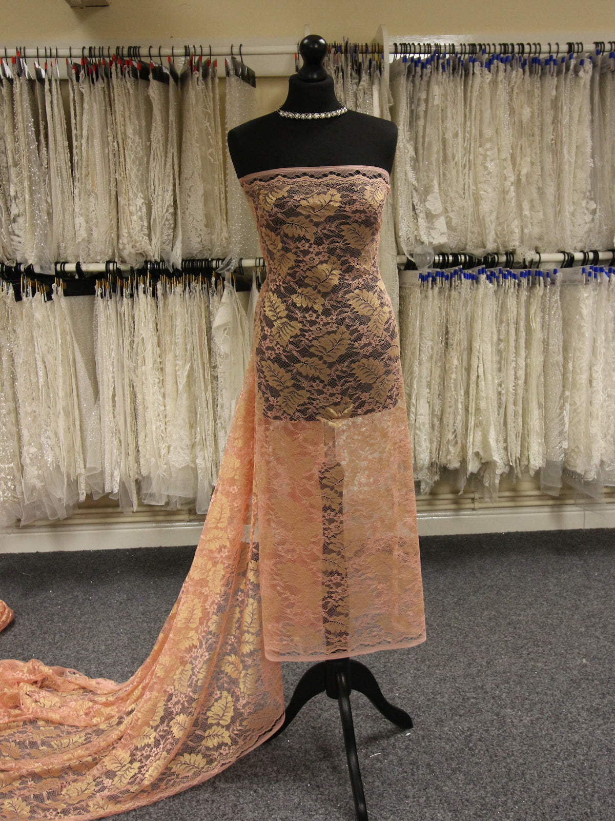 Pfirsichfarbene Raschelspitze – Wren