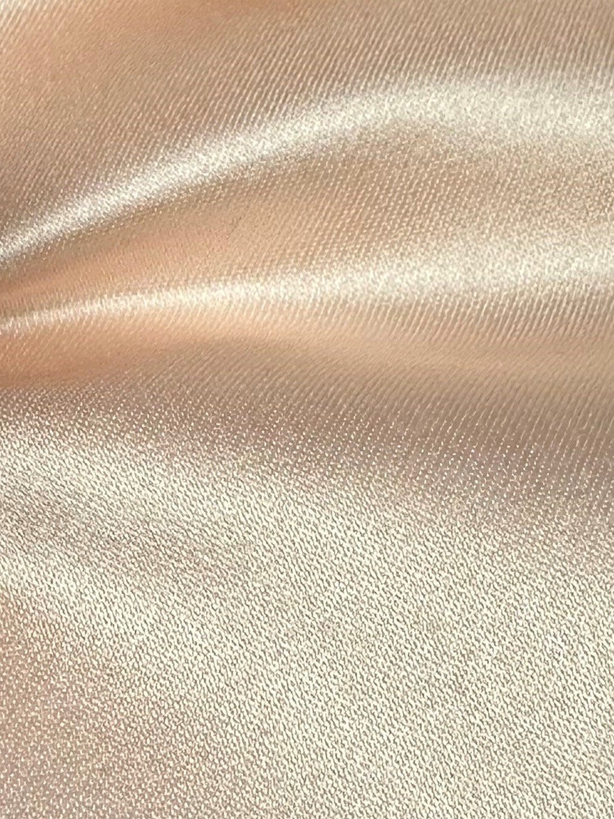 Pfirsichfarbener Polyestersatin – Classique