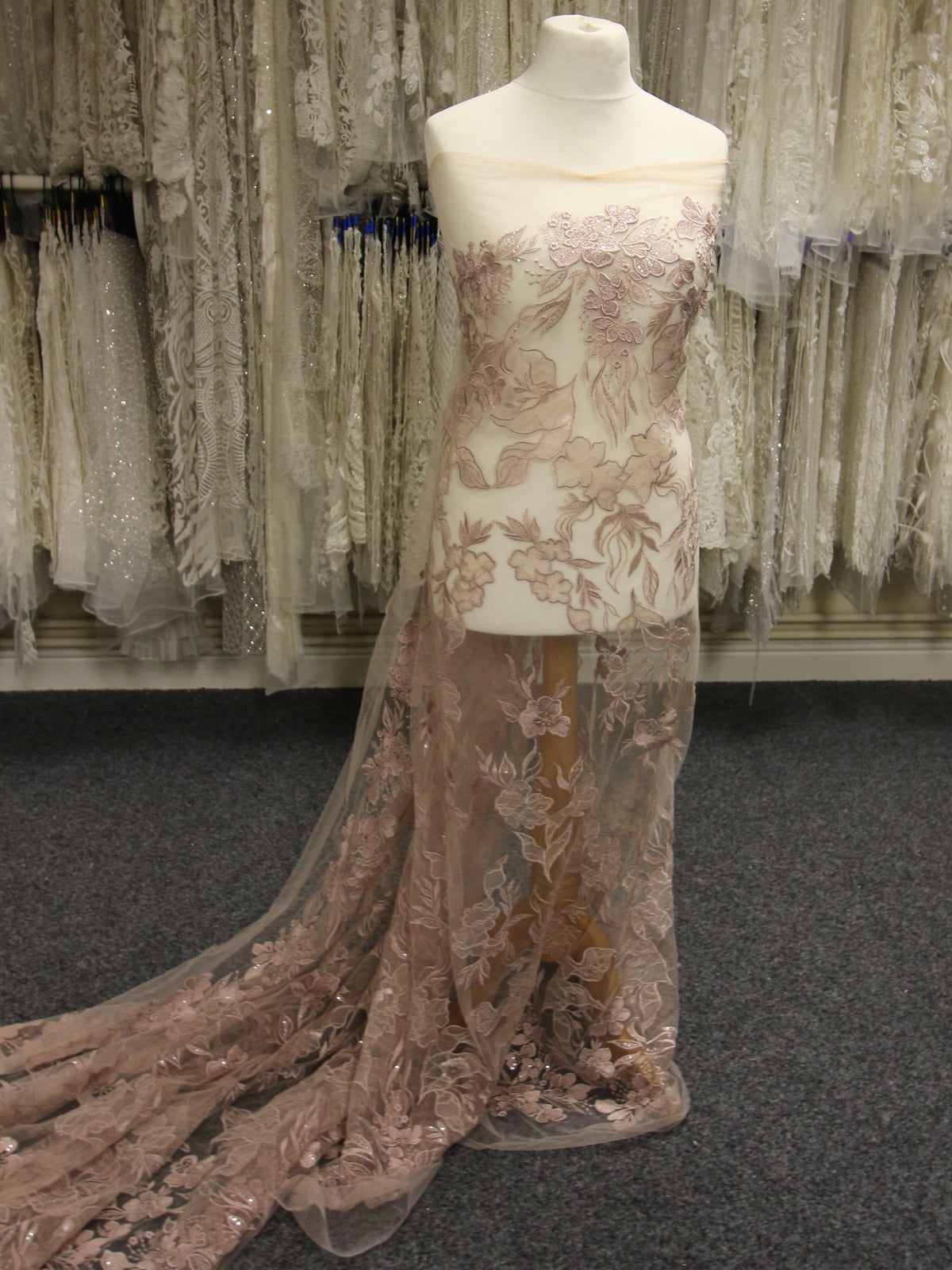 Rosa Pailletten-Stickspitze – Tiana