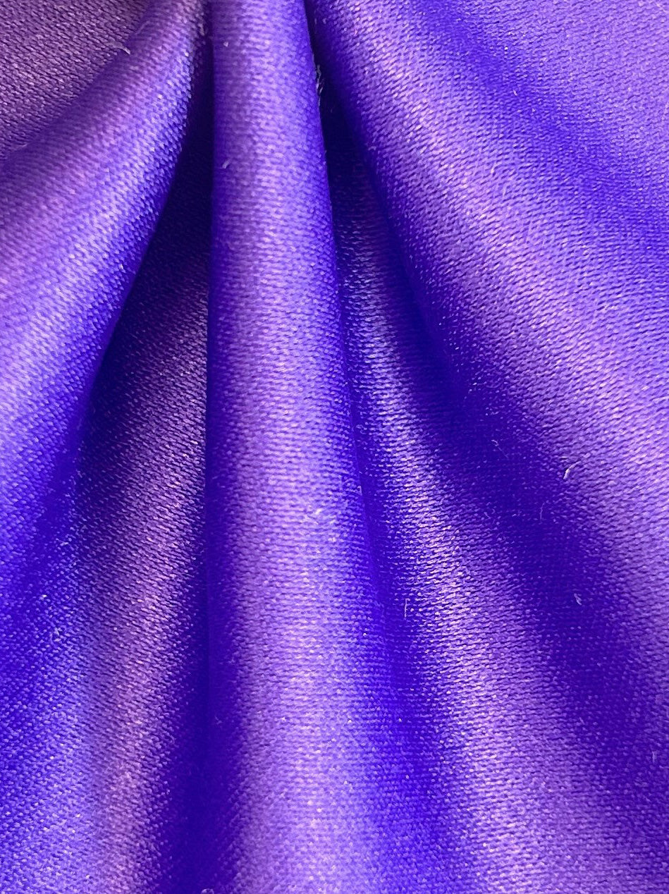 Lila Polyestersatin – majestätisch