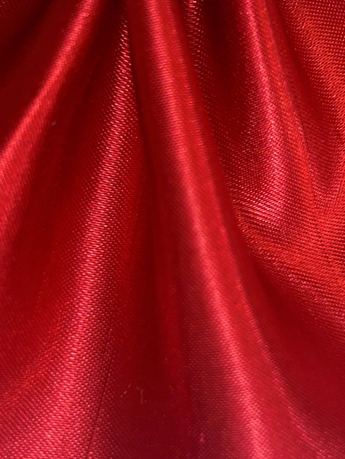 Rotes Dupion mit Polyester-Satin-Rückseite – Klarheit