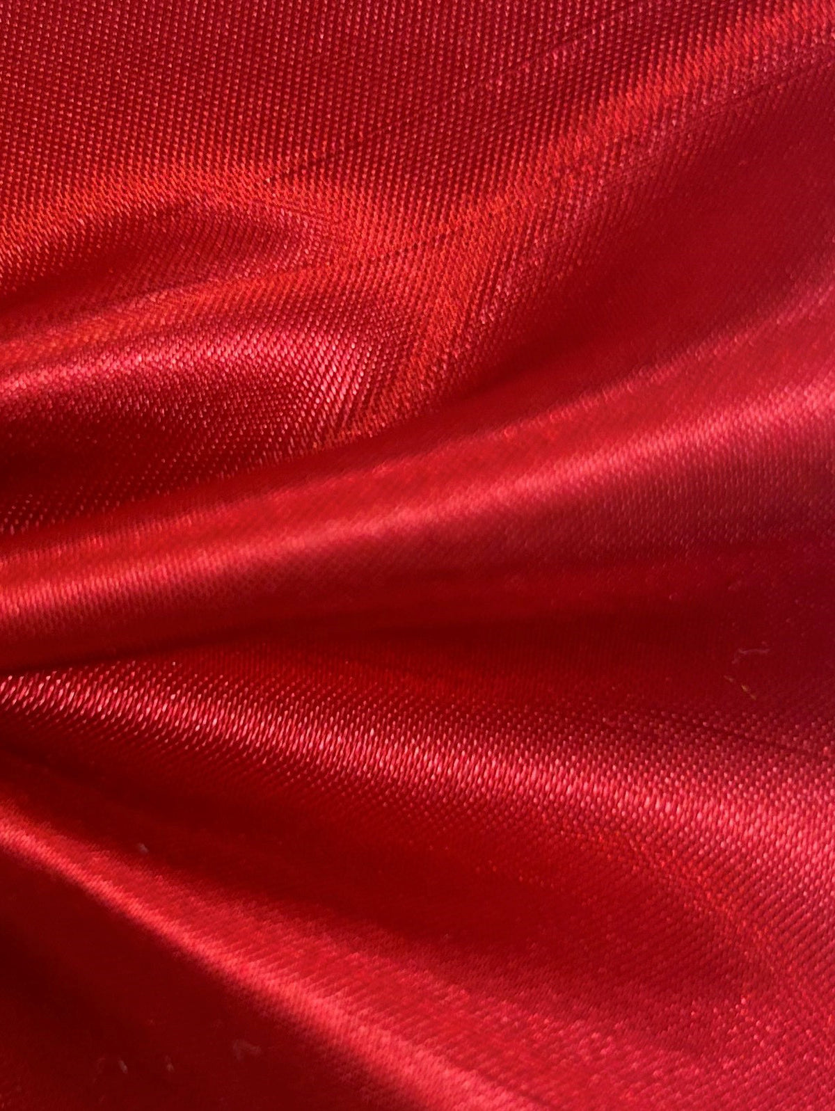 Rotes Dupion mit Polyester-Satin-Rückseite – Klarheit