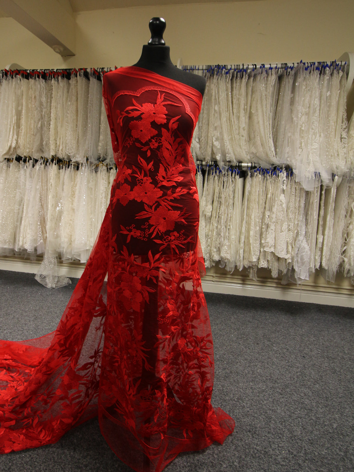 Rote Stickereispitze - Gaynor