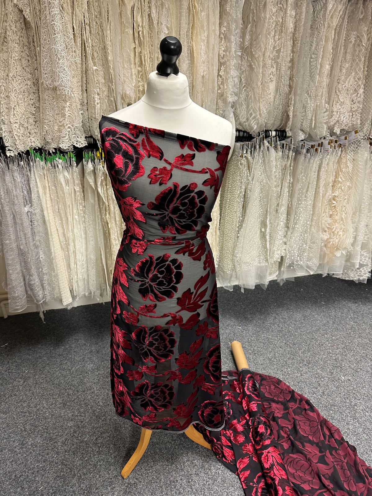 Burgunderrot auf schwarzem Samt-Burnout - Sacrosanct