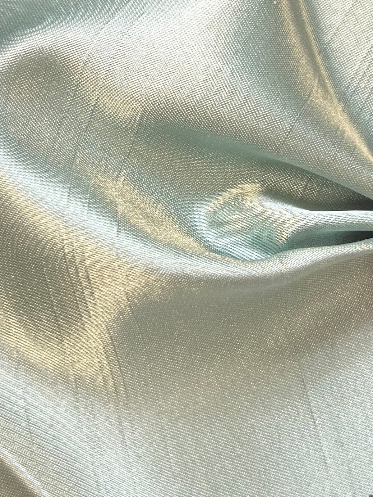 Salbeifarbenes Dupion mit Polyester-Satin-Rückseite – Klarheit