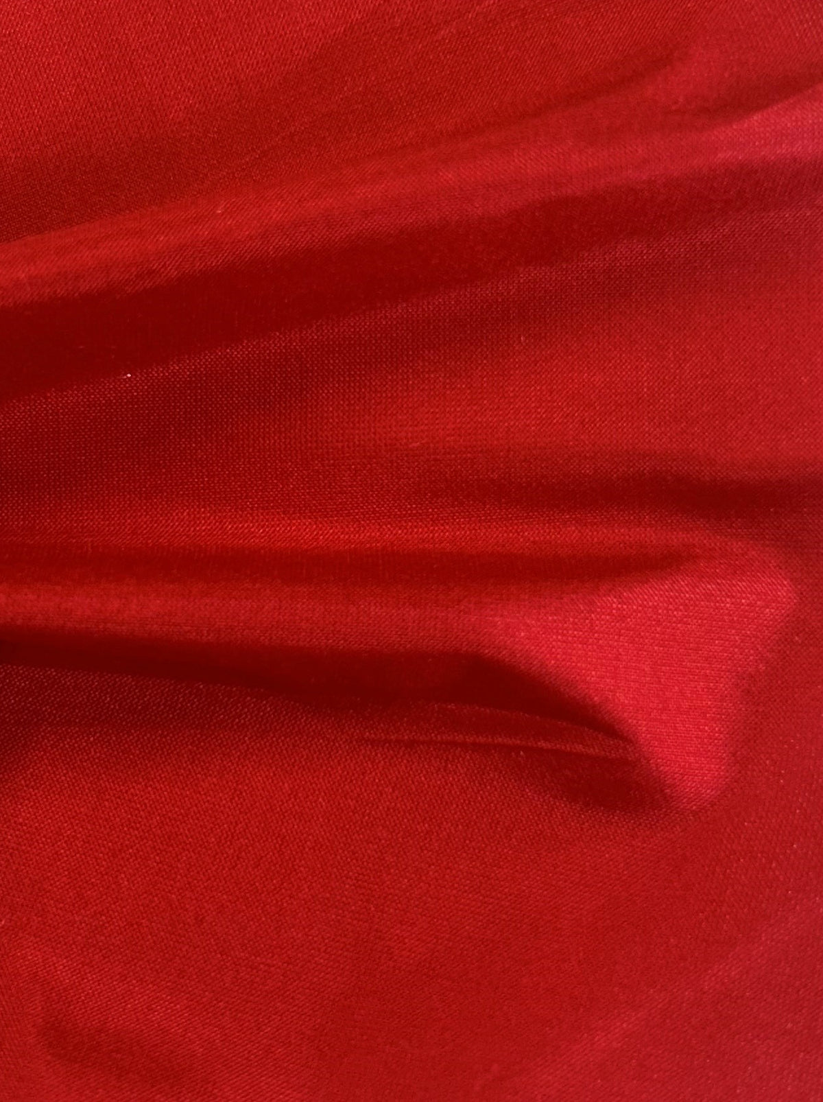 Scharlachroter Seidentaft – Debutante