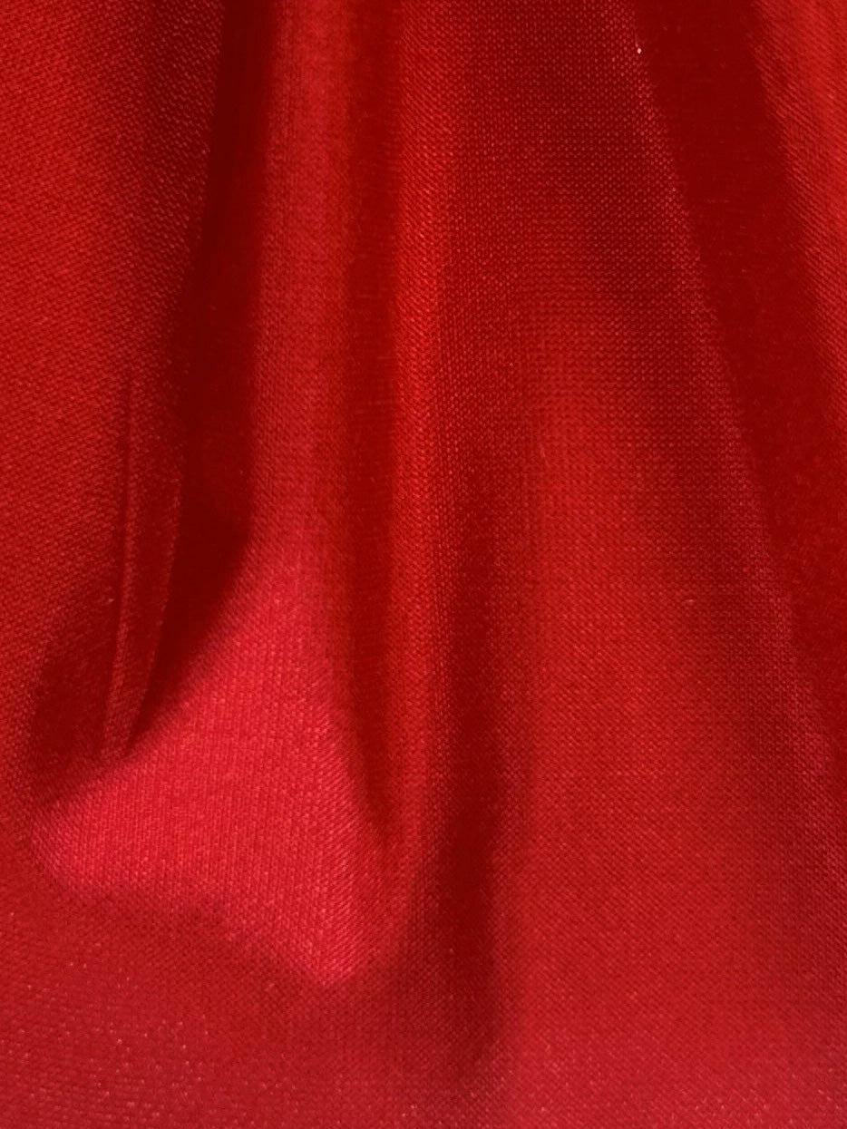 Scharlachroter Seidentaft – Debutante