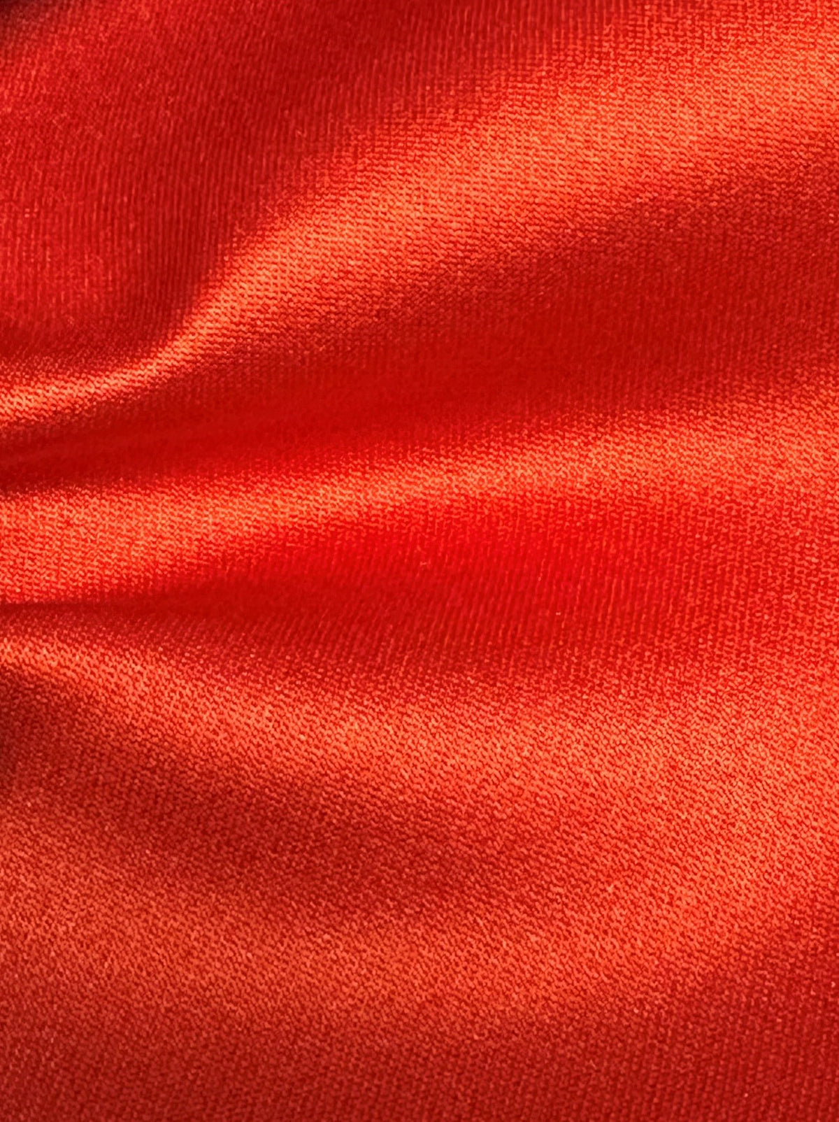 Scharlachroter Polyestersatin – Classique