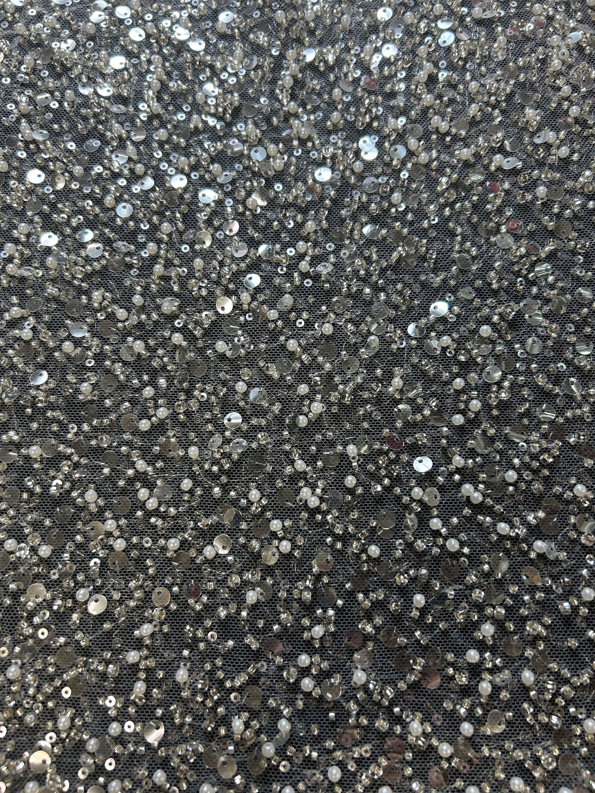 Elfenbeinfarbener Tüll mit Pailletten und Perlen – Sensilla