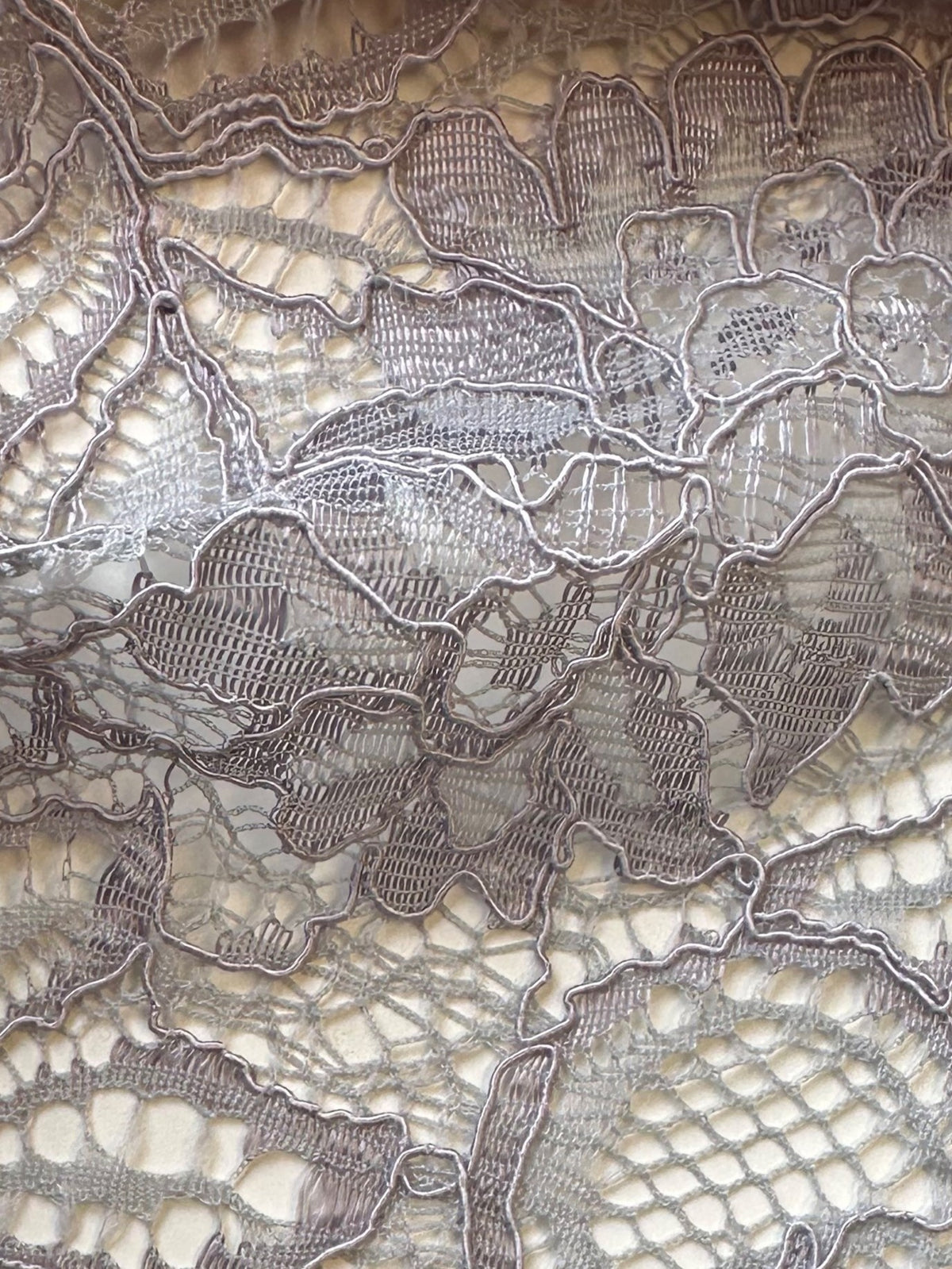 Silberne, rötliche Kordelspitze – Tocca