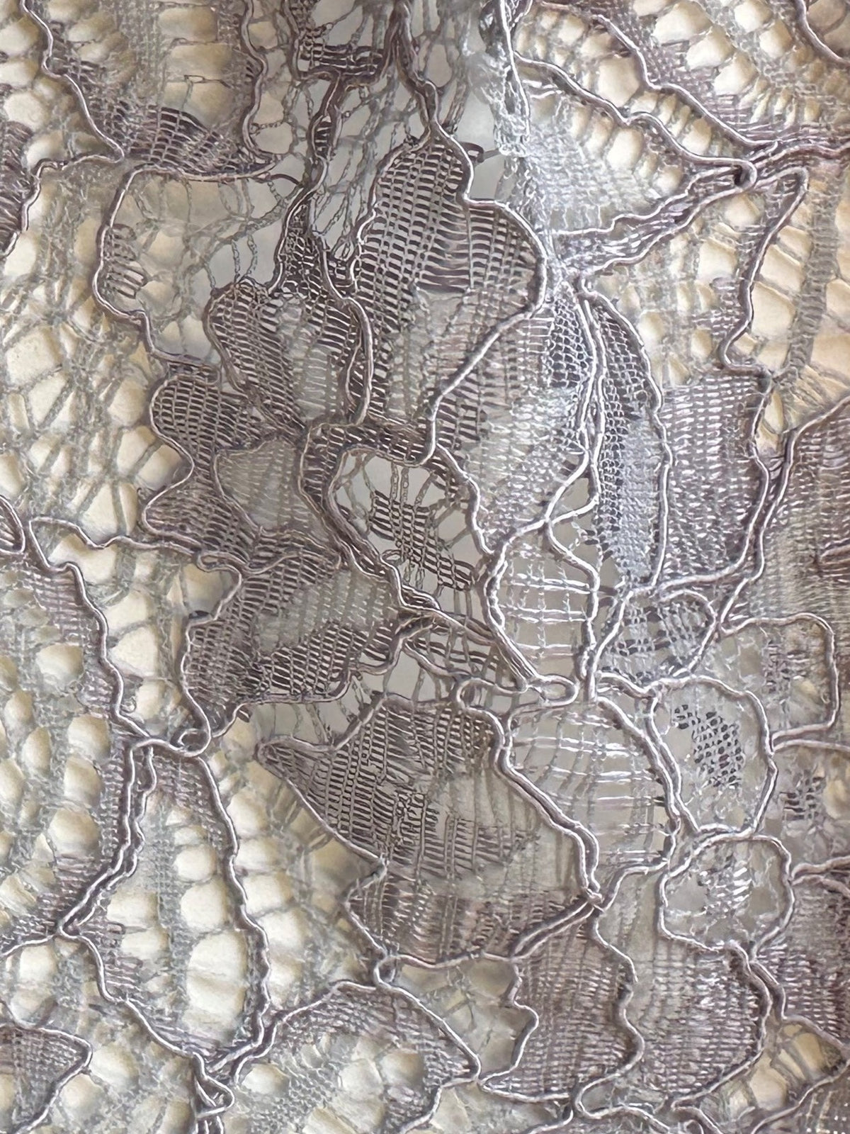 Silberne, rötliche Kordelspitze – Tocca