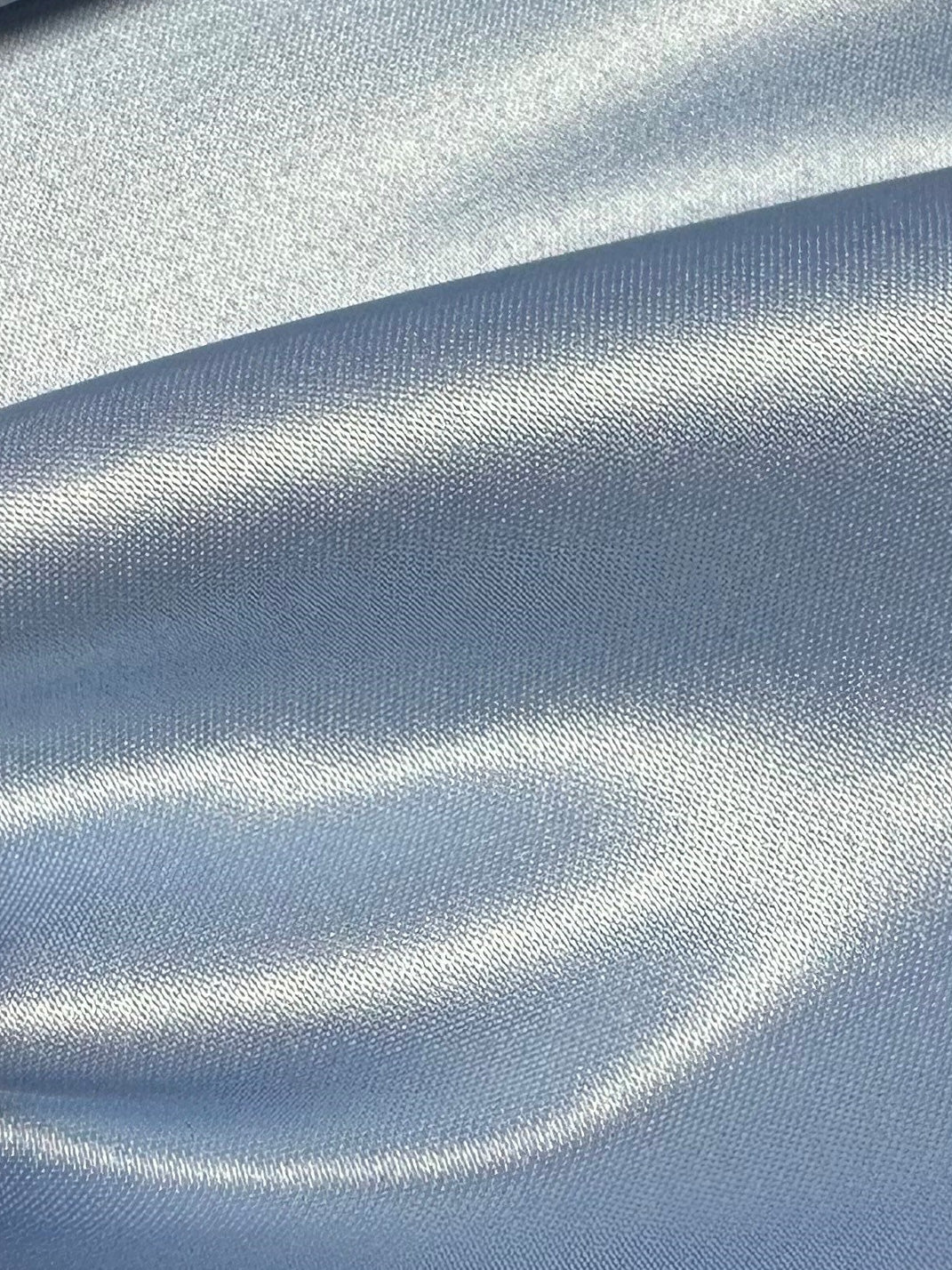 Himmelblauer Polyestersatin – Classique