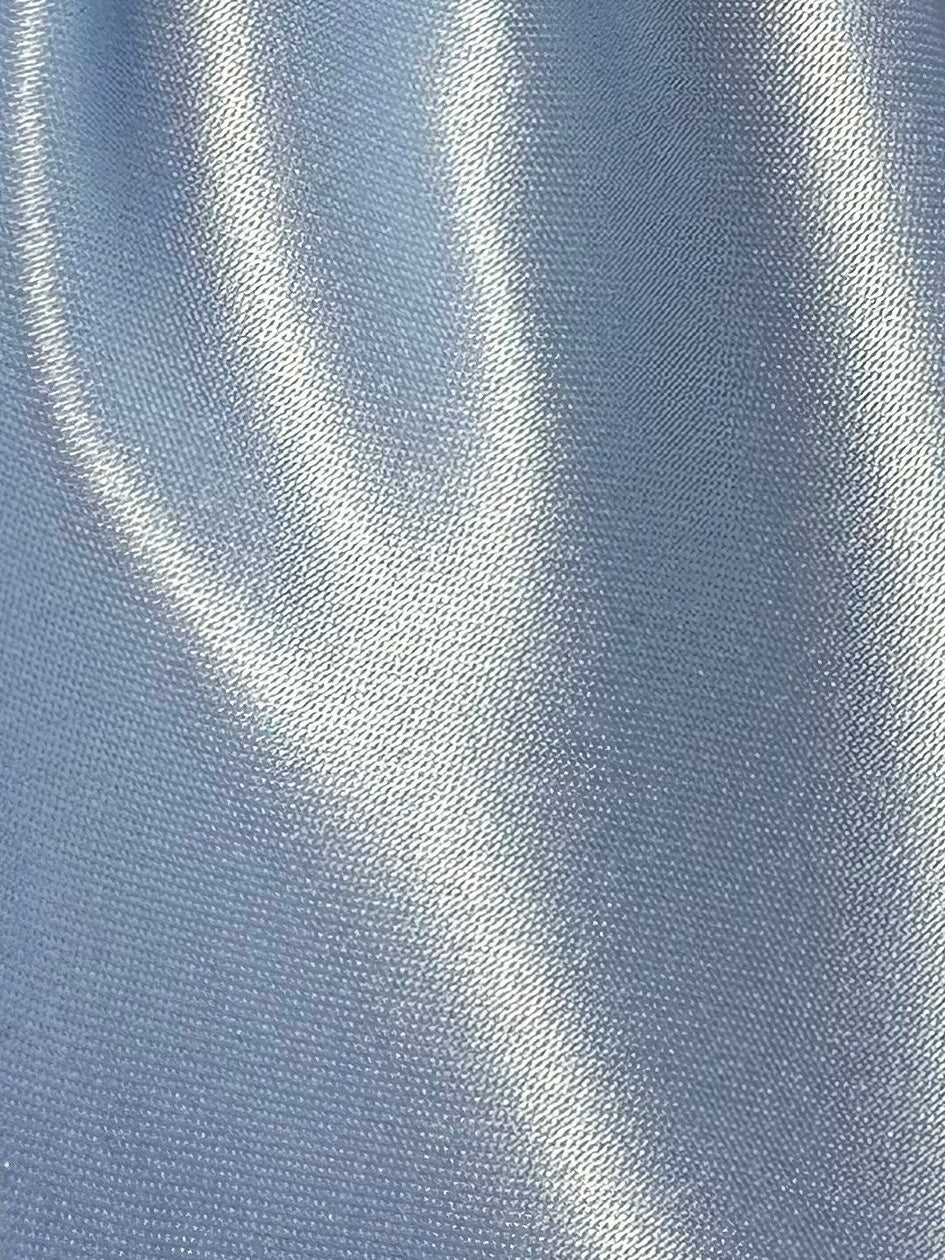 Himmelblauer Polyestersatin – Classique