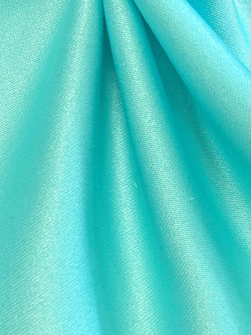 Mintgrüner Polyestersatin – Majestic