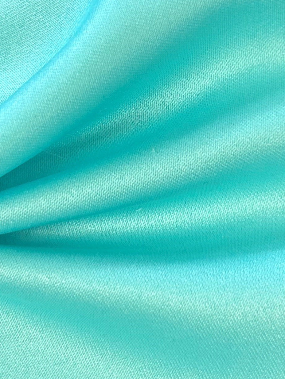 Mintgrüner Polyestersatin – Majestic