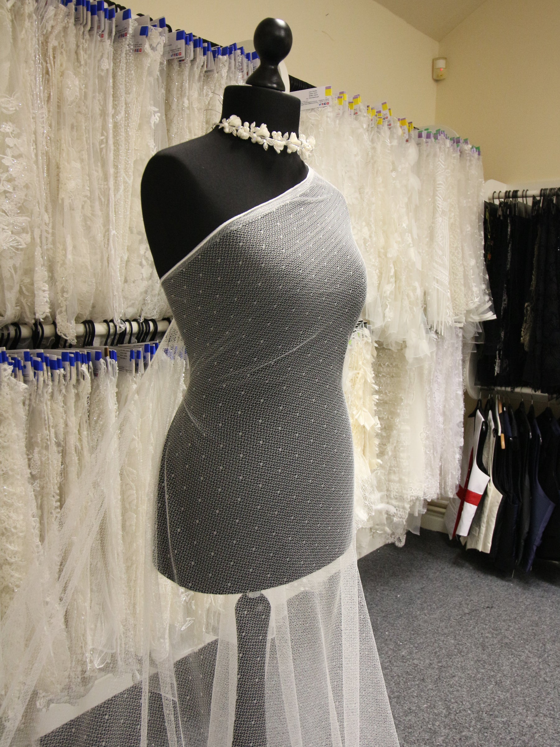 Elfenbeinfarbene Raschelspitze – Zauberer