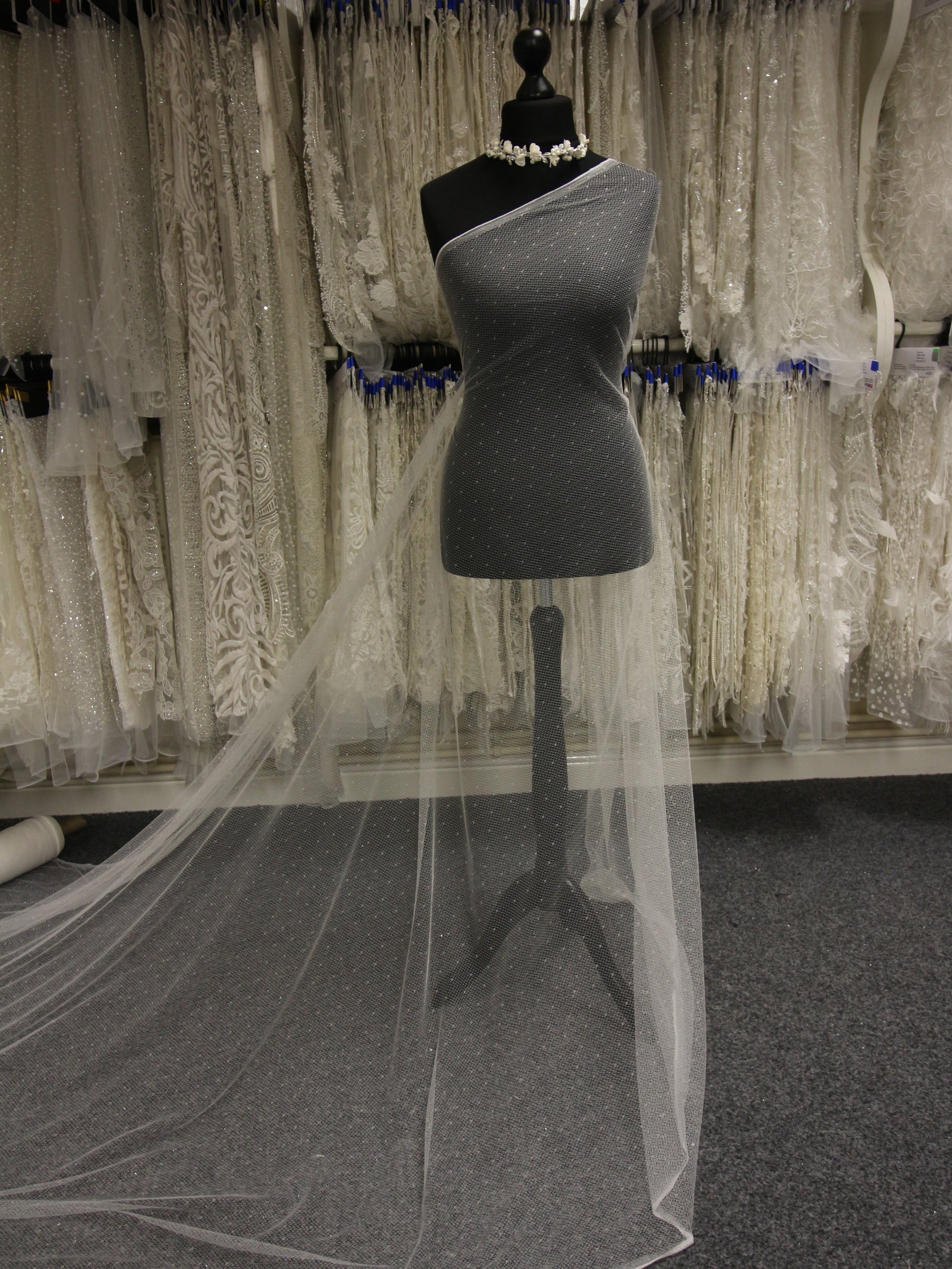 Elfenbeinfarbene Raschelspitze – Zauberer