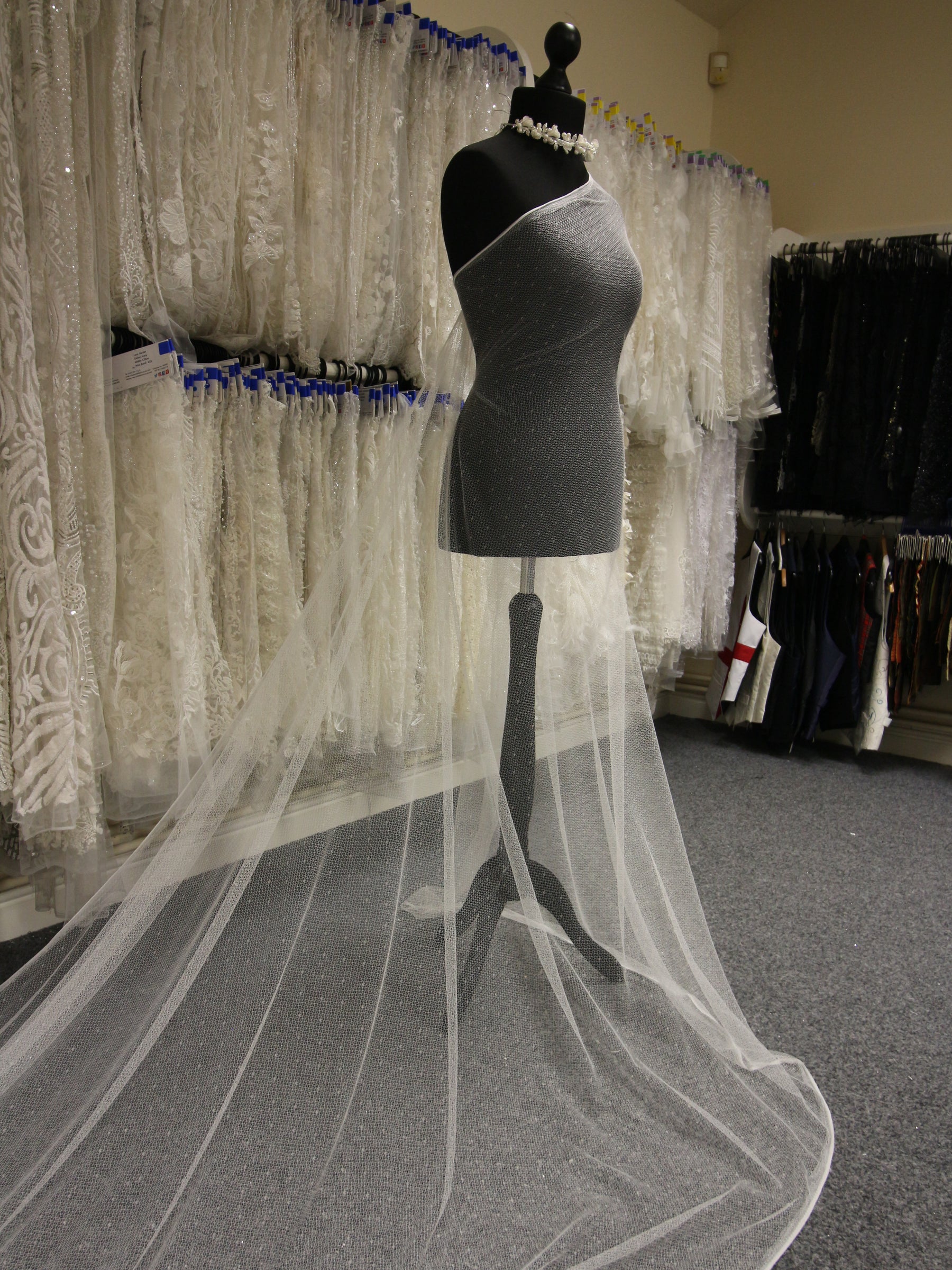 Elfenbeinfarbene Raschelspitze – Zauberer