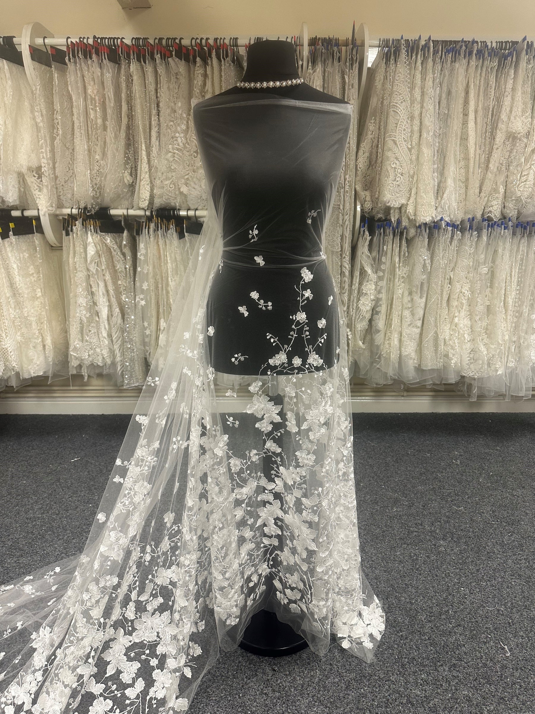 Elfenbeinfarbene italienische bestickte Spitze – Styla