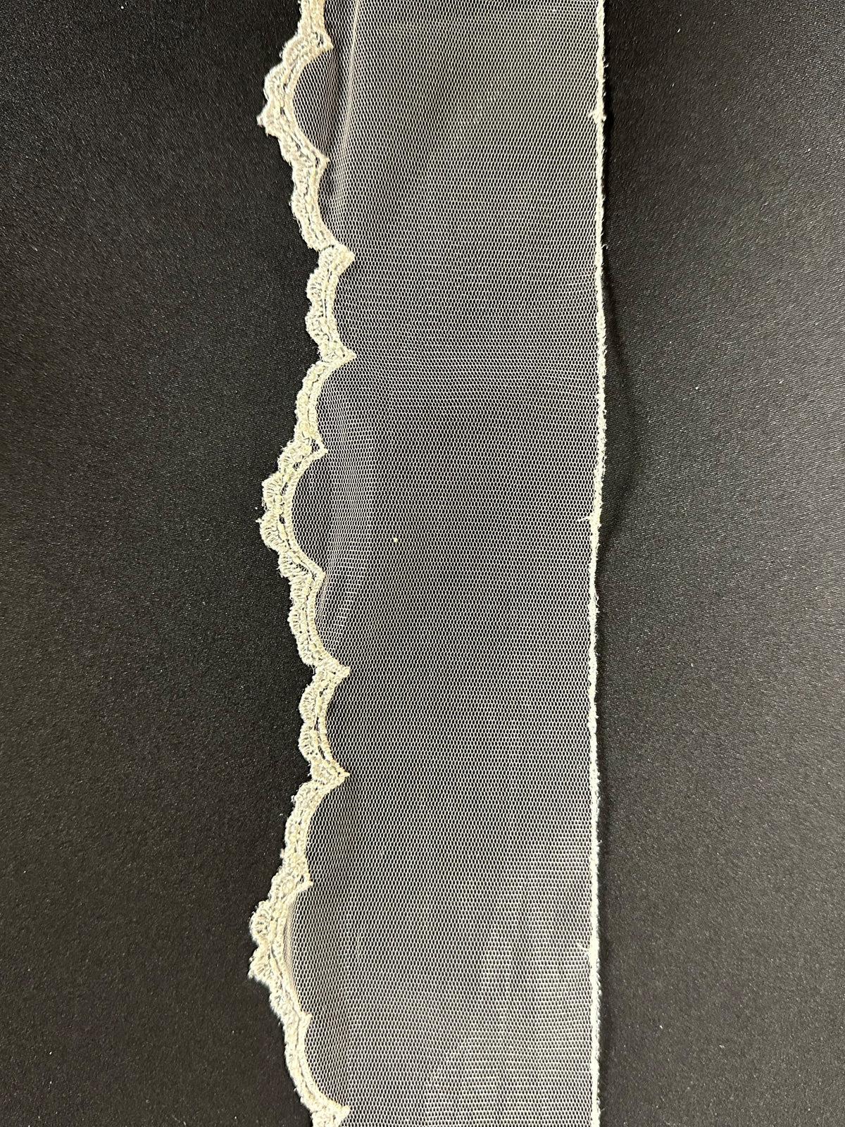 Elfenbeinfarbene Spitzenborte - T208