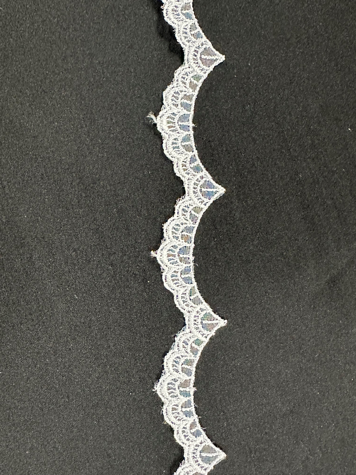 Weiße bestickte Spitzenborte - T232