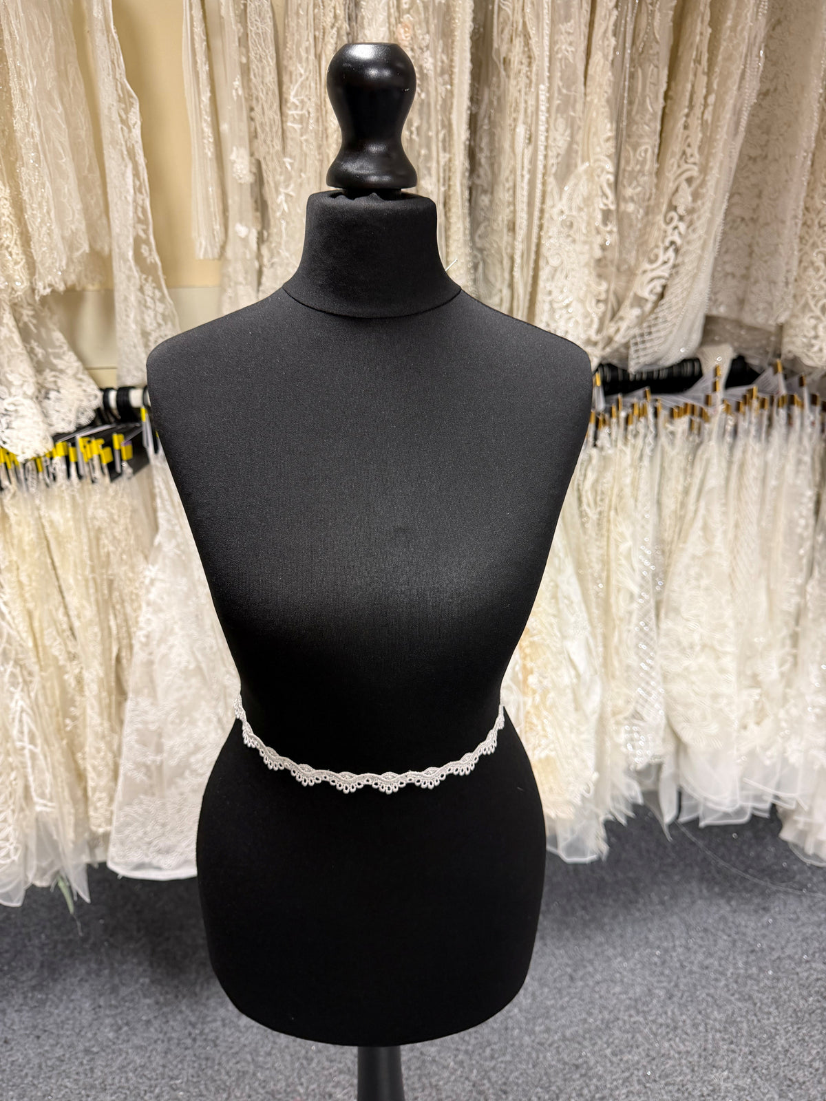 Elfenbeinfarbener Guipure-Spitzenbesatz – T359