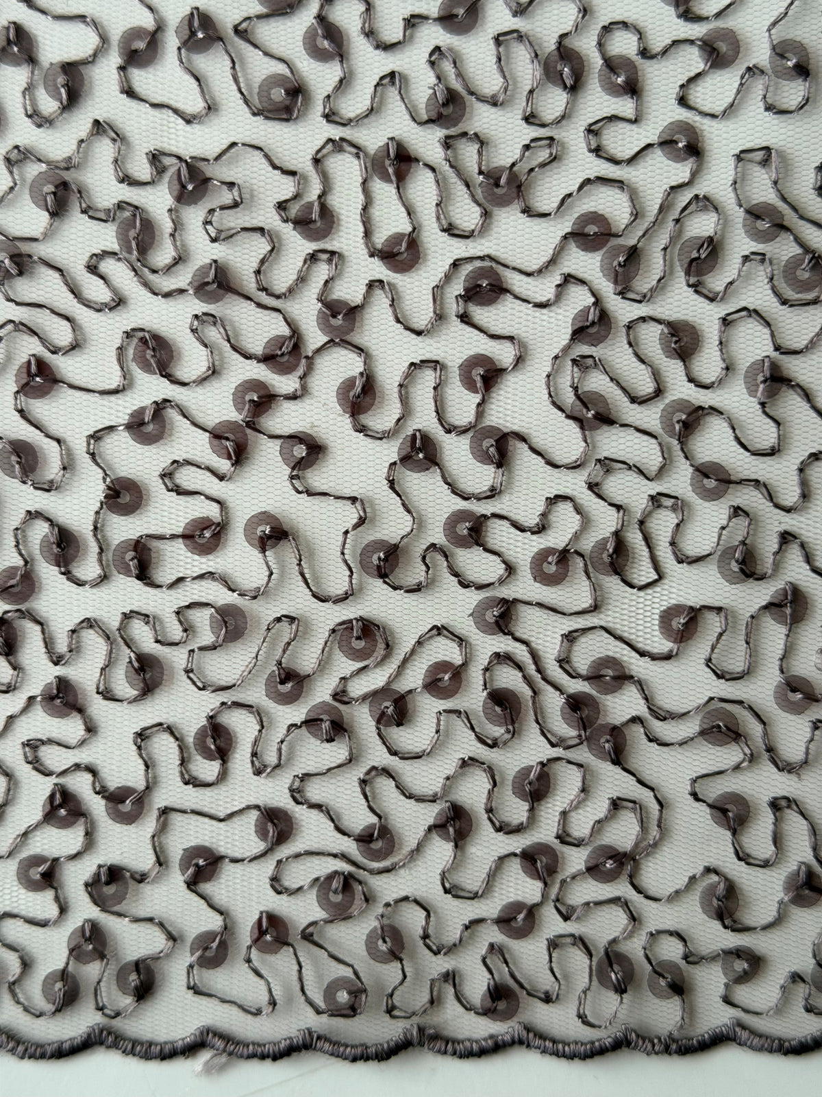 Taupefarbener, bestickter Paillettentüll – EB3001