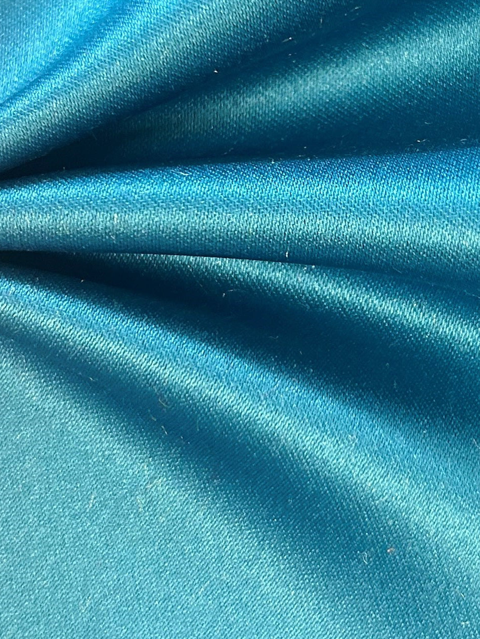Blaugrüner Polyestersatin – majestätisch