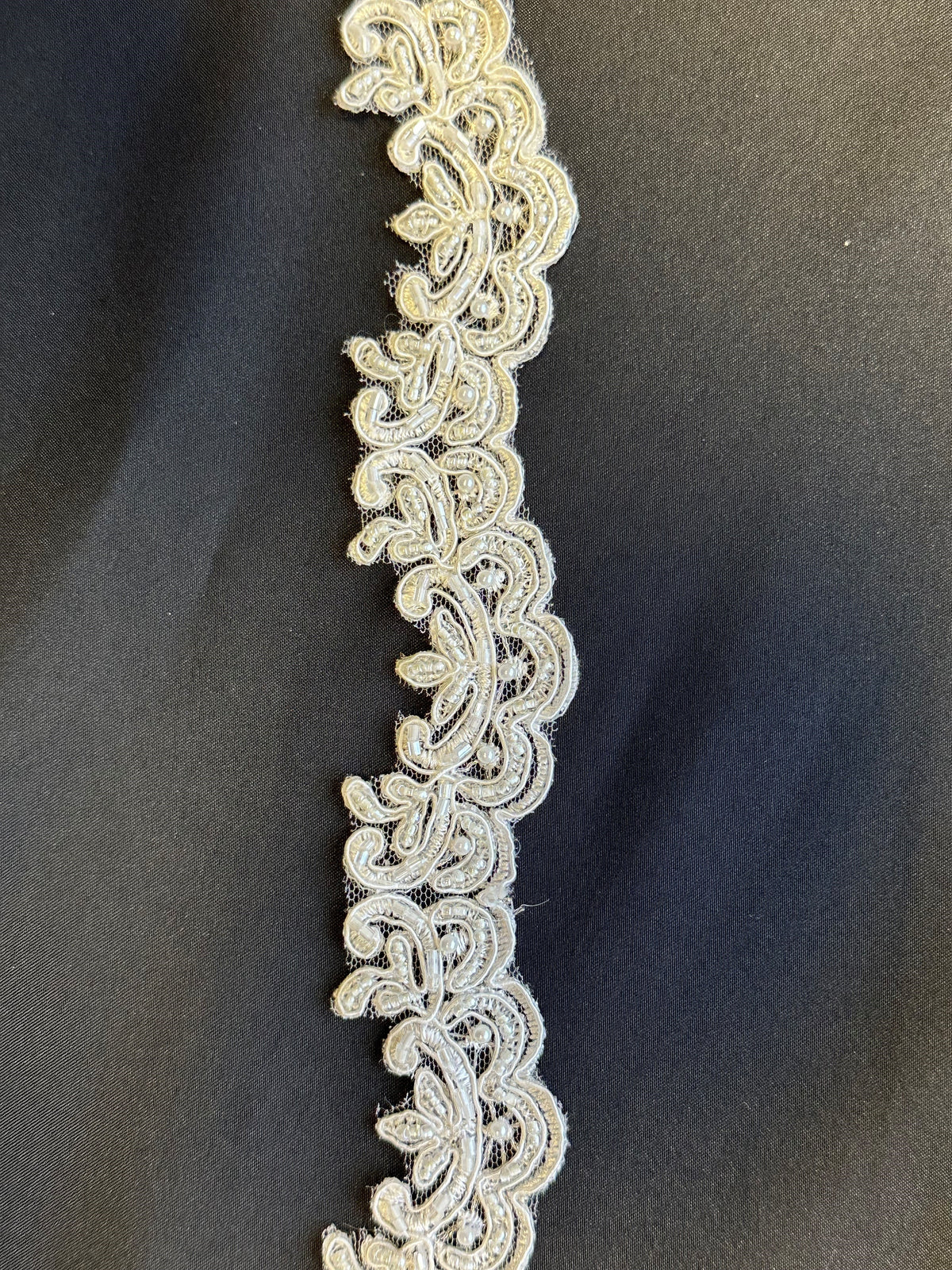 Elfenbeinfarbene Kordel- und Perlenborte – Oberteile