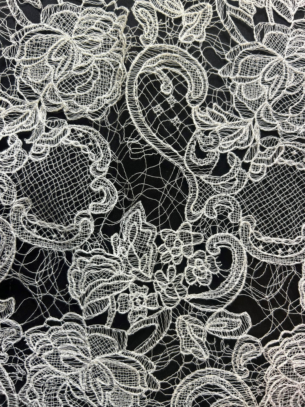 Elfenbeinfarbene Raschelspitze – Tyra