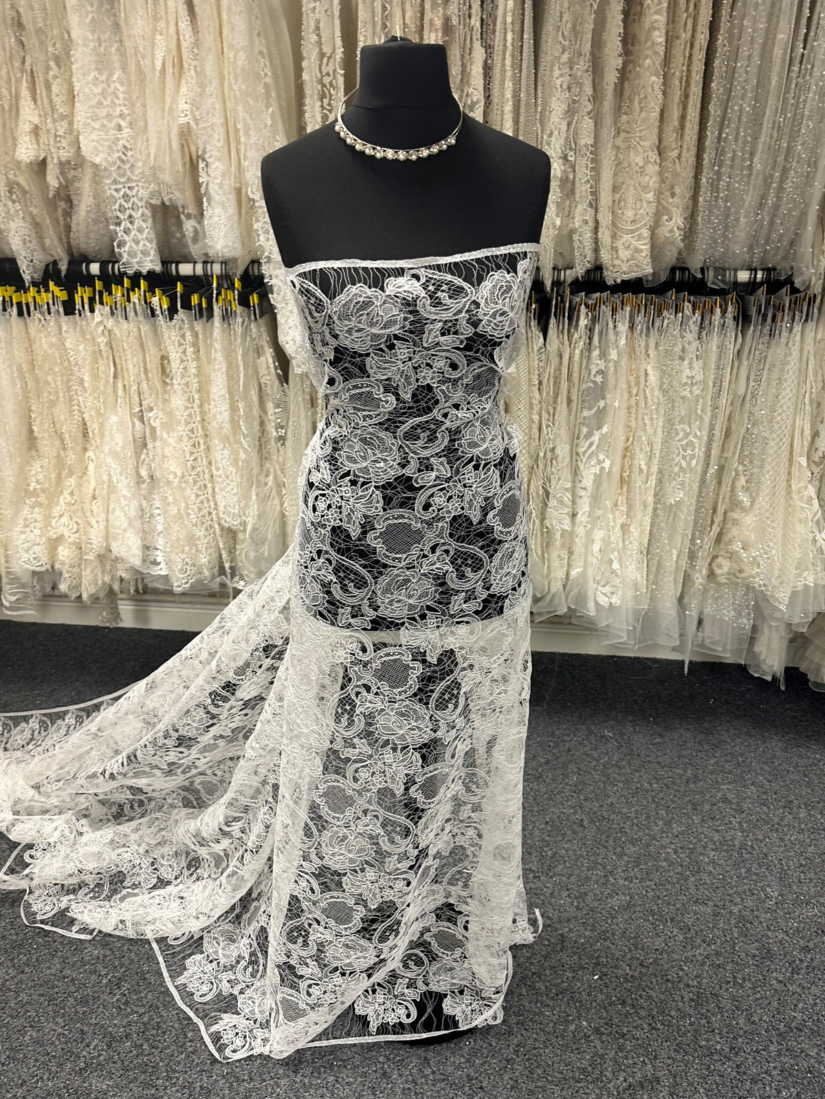 Elfenbeinfarbene Raschelspitze – Tyra