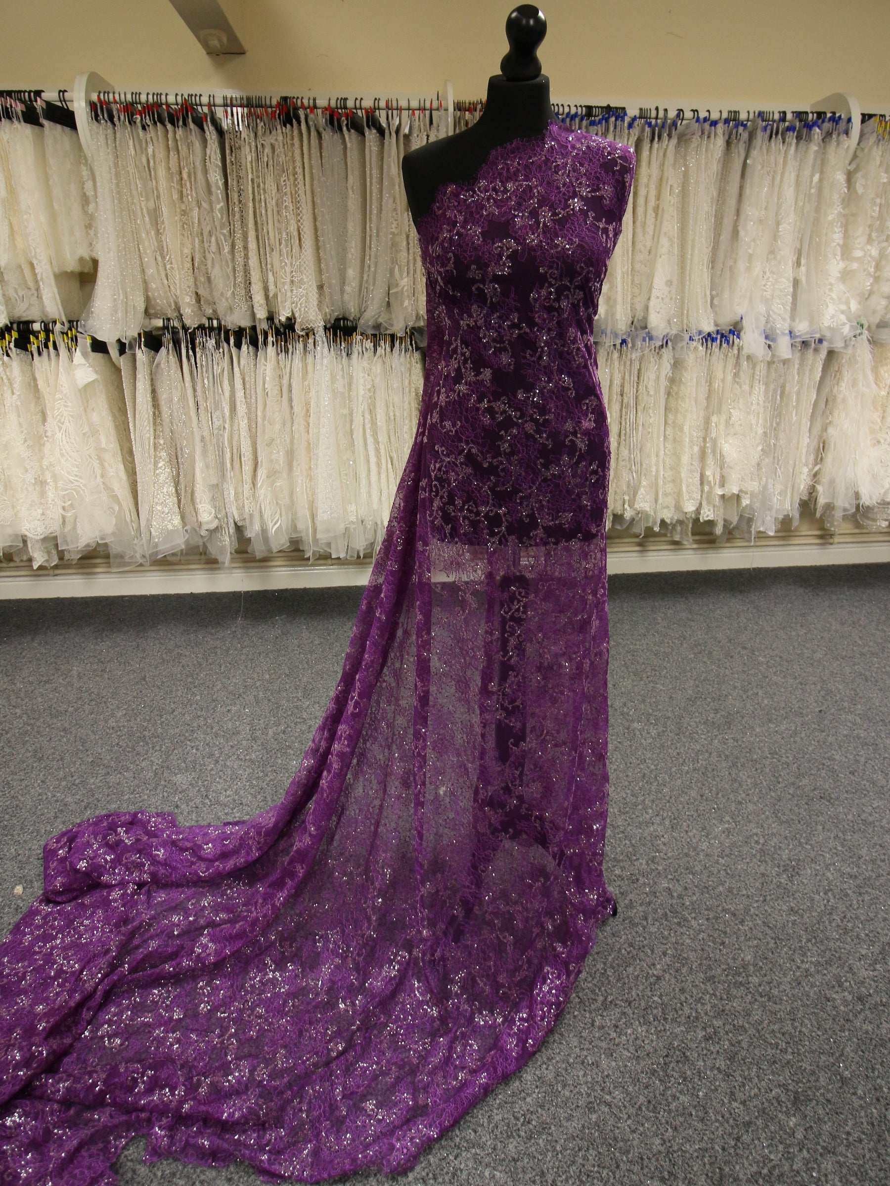 Violette Raschelspitze – Ehre