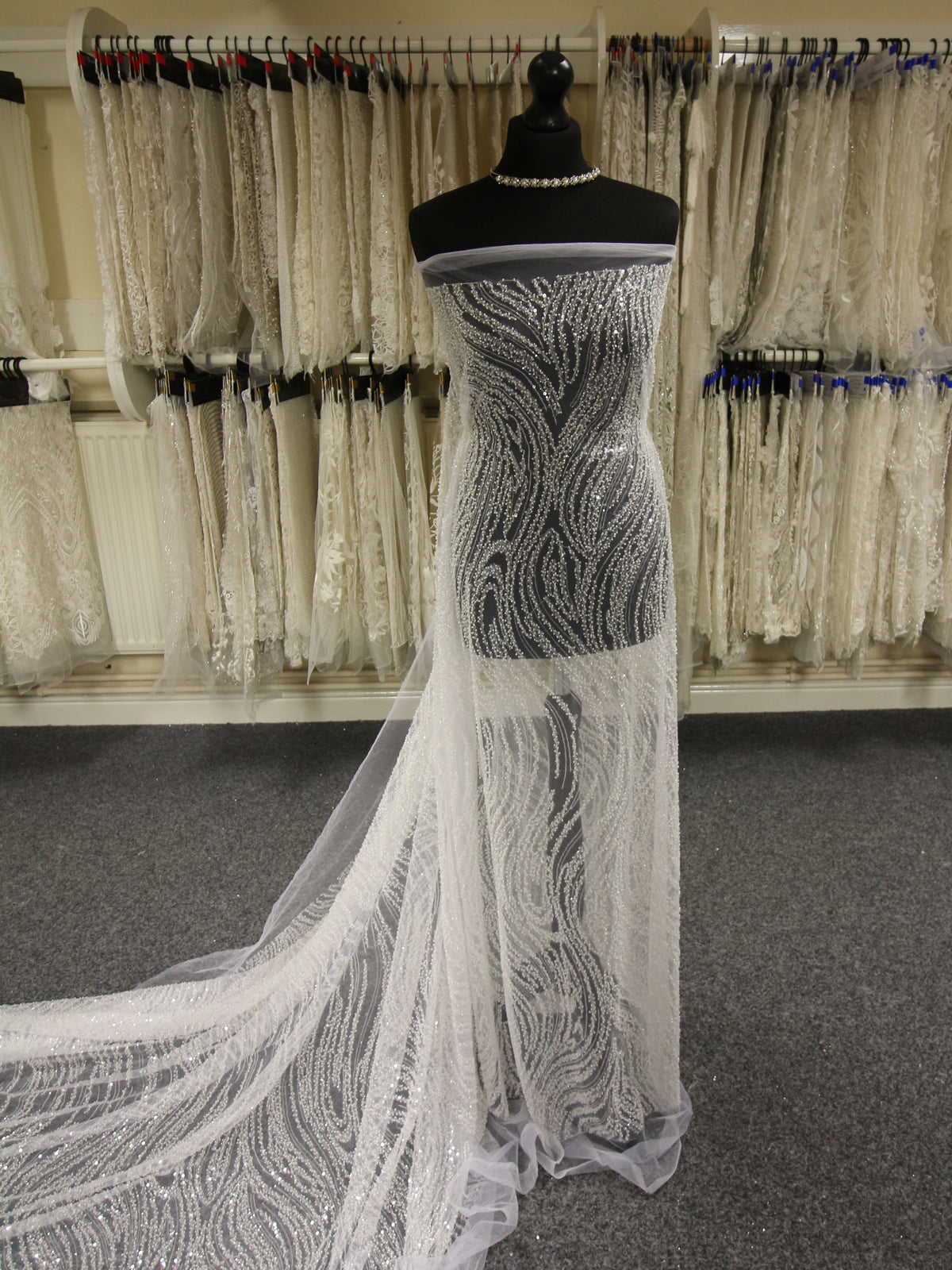 Weiße Spitze mit Perlen und Pailletten – Gillian