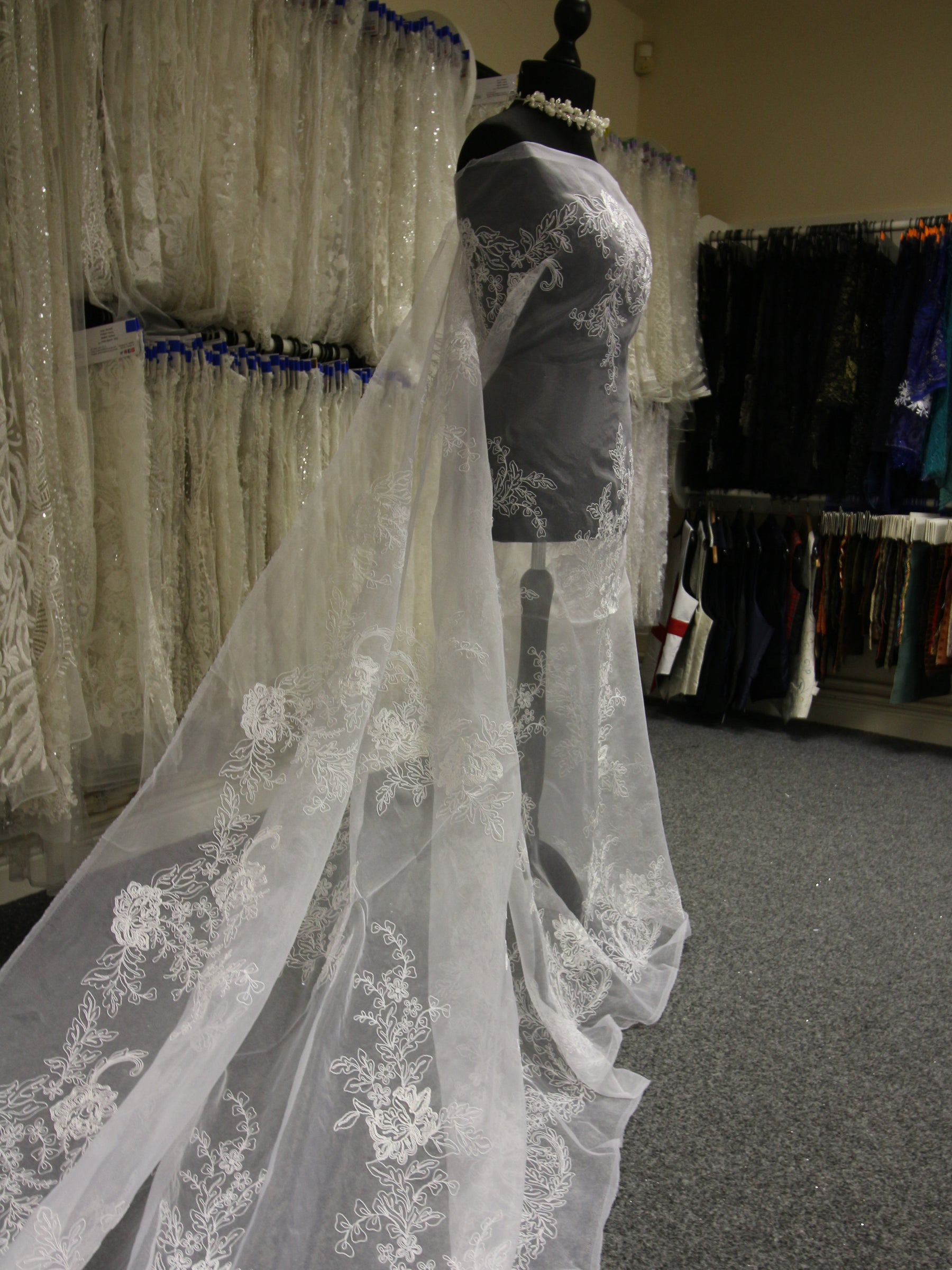 Weißer bestickter Organza – Wanda