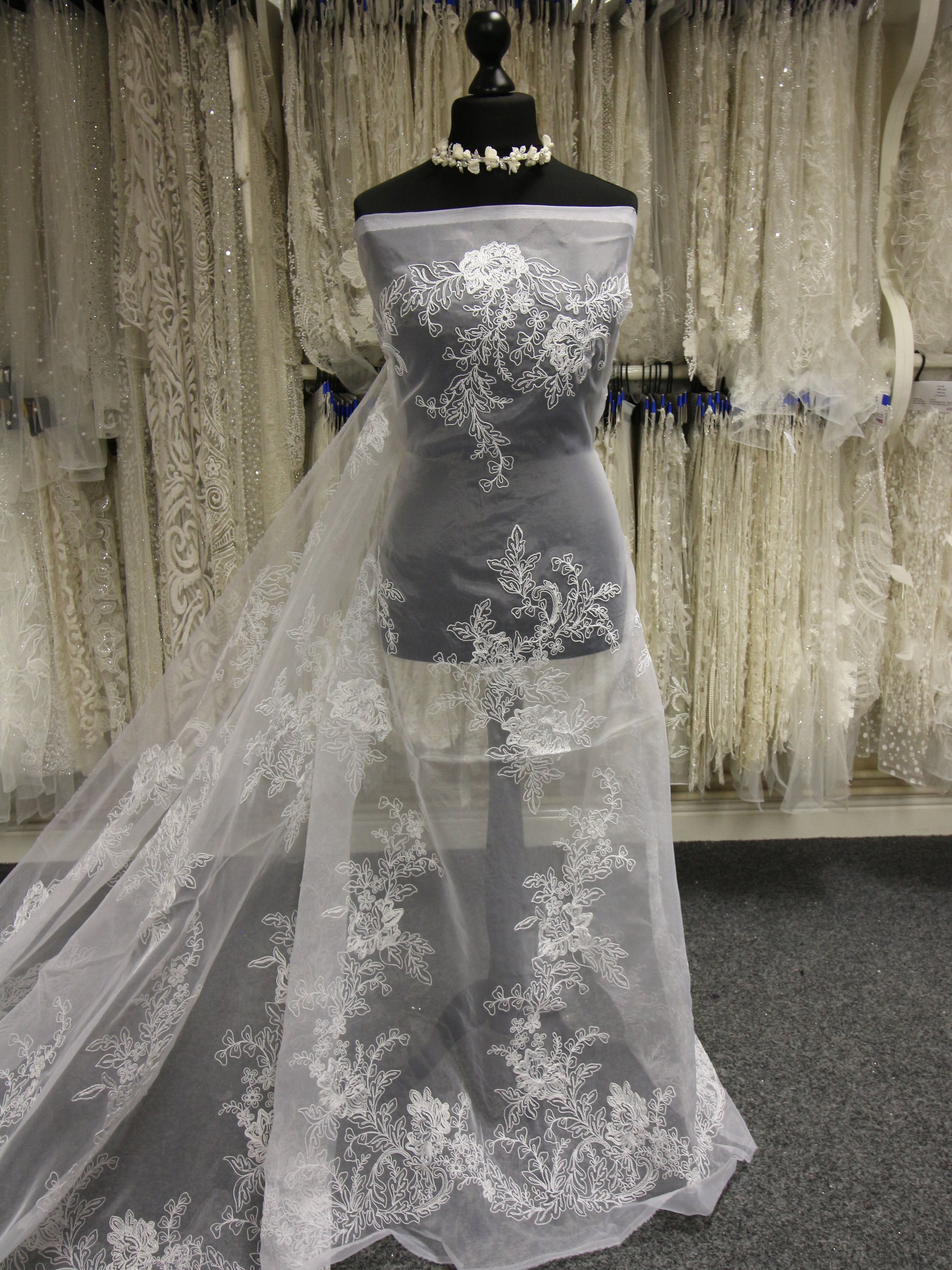 Weißer bestickter Organza – Wanda