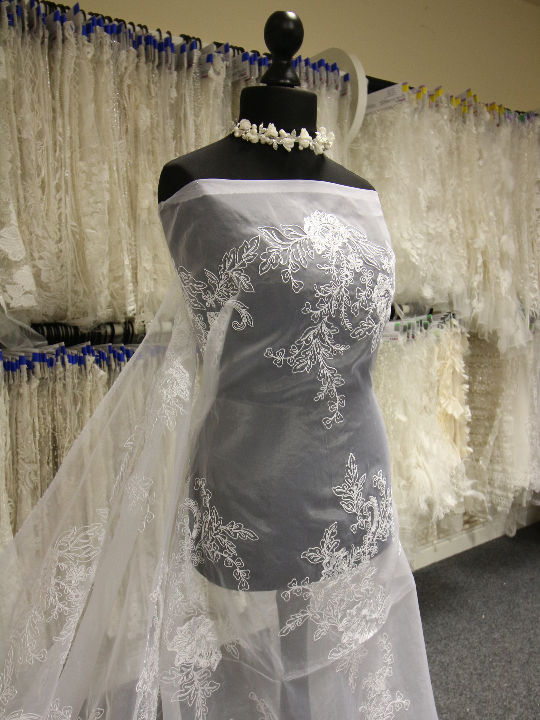 Weißer bestickter Organza – Wanda