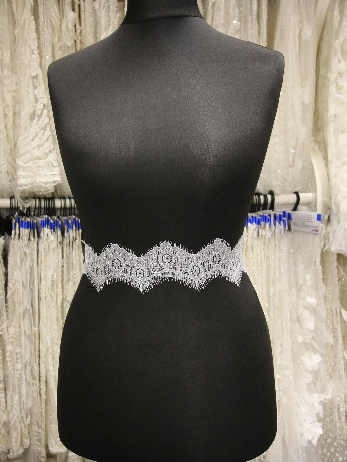 Weißer Chantilly-Spitzenbesatz – Tamsin