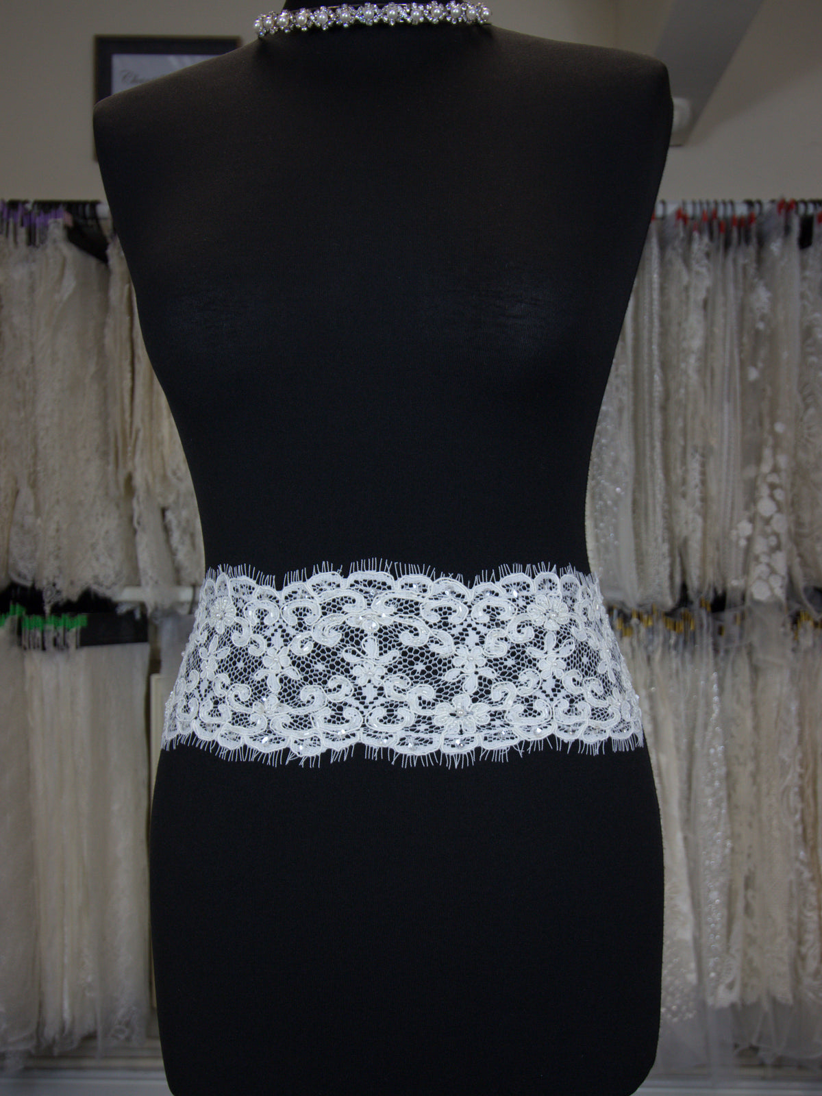 Weißer schnurgebundener und perlenbesetzter Spitzenbesatz – Heidi