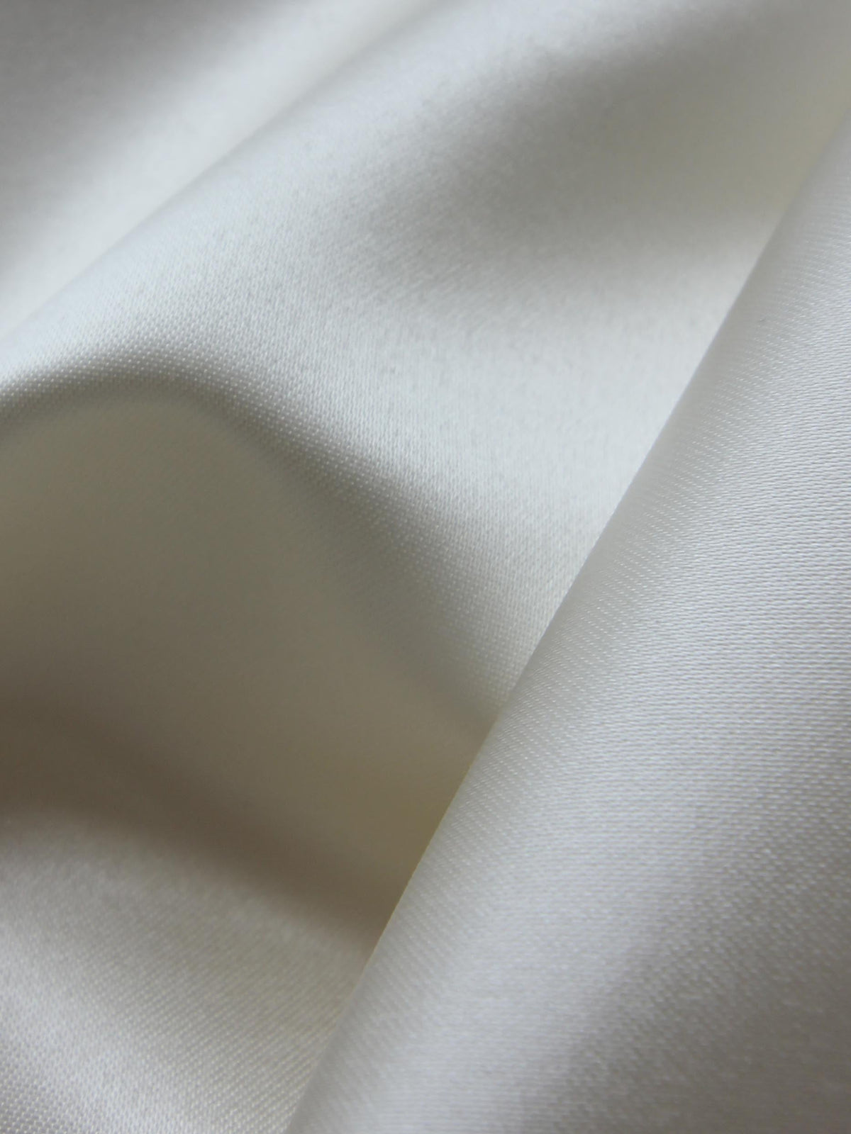 Weißer Polyestersatin – Charity