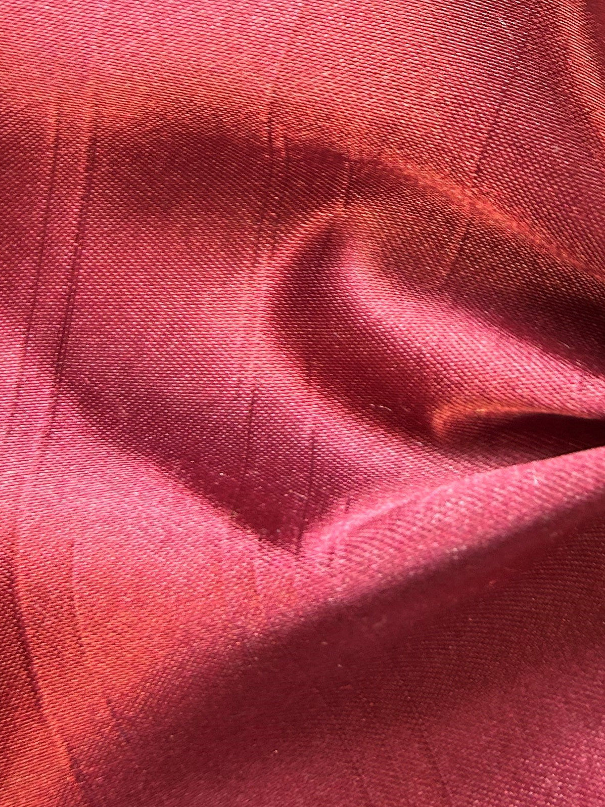 Dupion aus Polyester mit Satinrücken in dunklem Weinrot – Klarheit