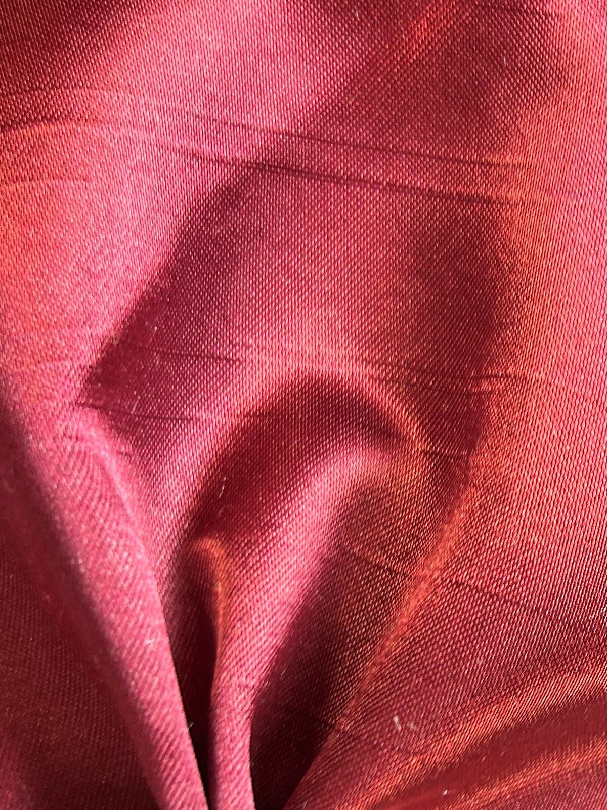 Dupion aus Polyester mit Satinrücken in dunklem Weinrot – Klarheit