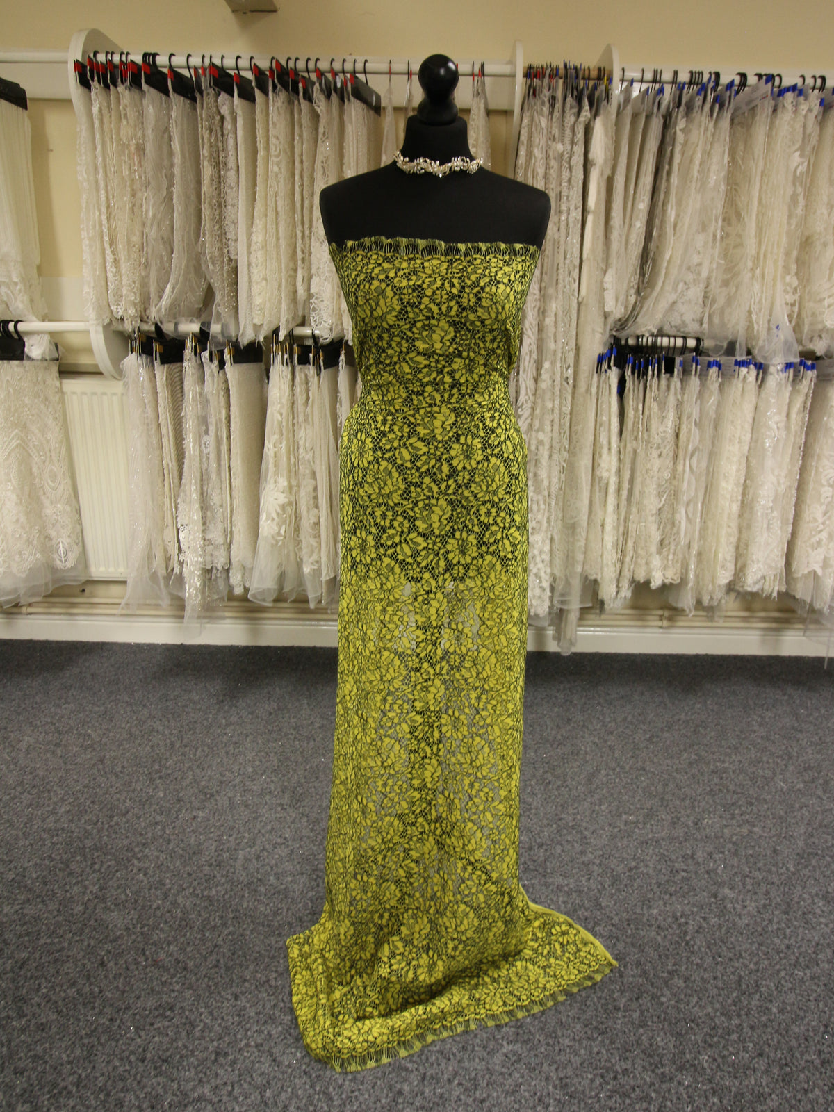 Gelbe und schwarze Spitze – Angela