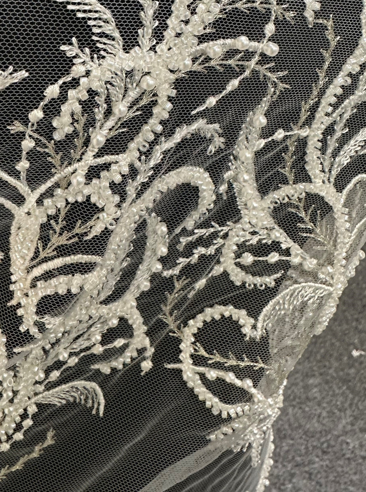 Elfenbeinfarbene Perlenspitze – Zanobia