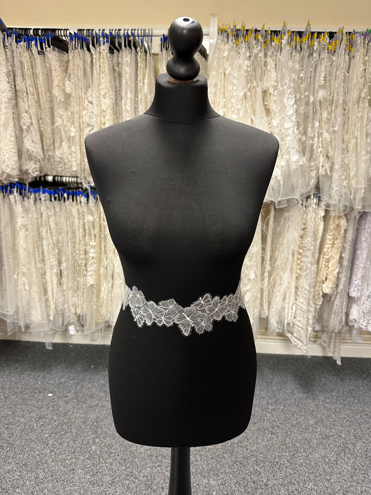 Elfenbeinfarbener Schmetterlings-Spitzenbesatz - Mariner