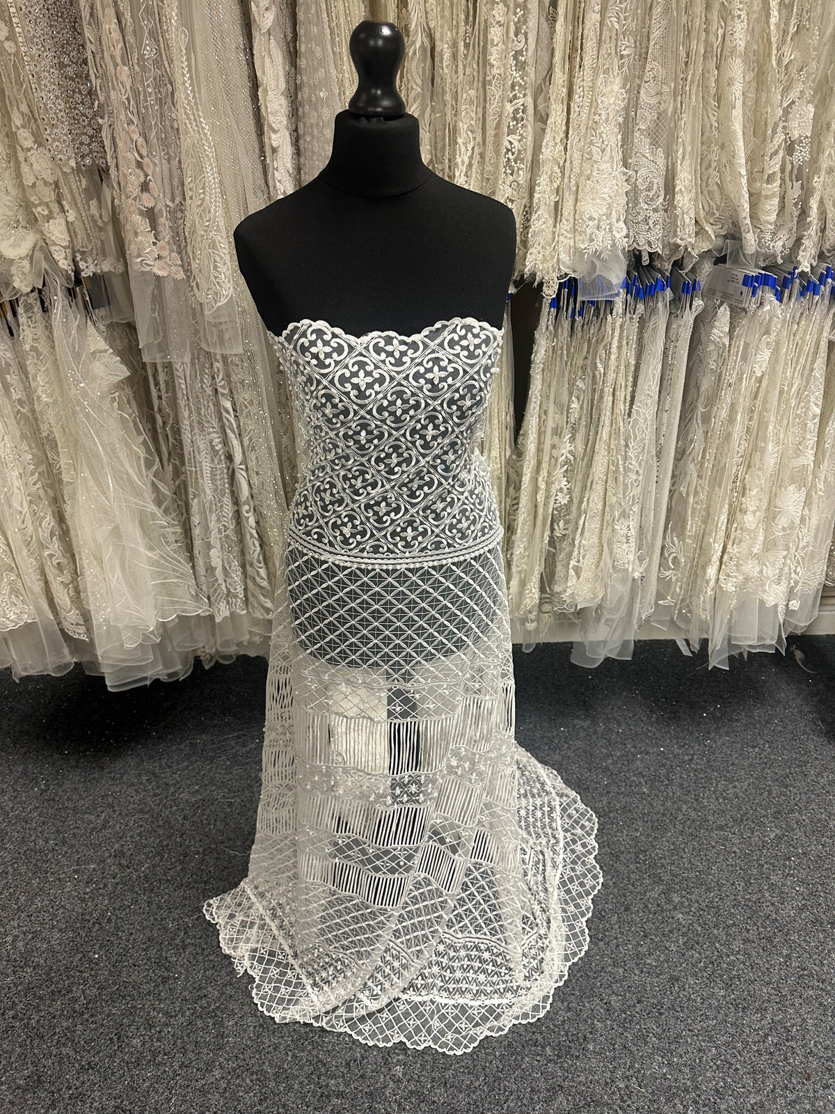 Elfenbeinfarbene Perlenspitze – Charisma