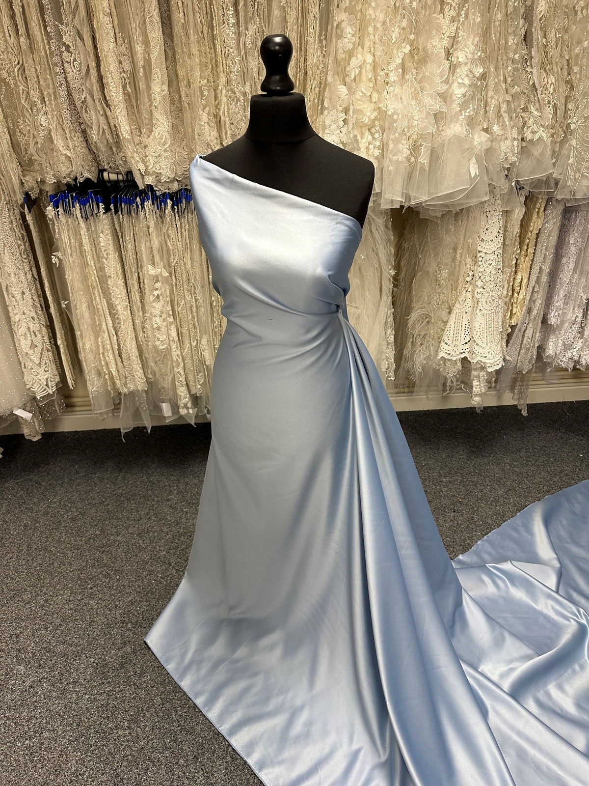 Himmelblauer Polyestersatin – Majestic