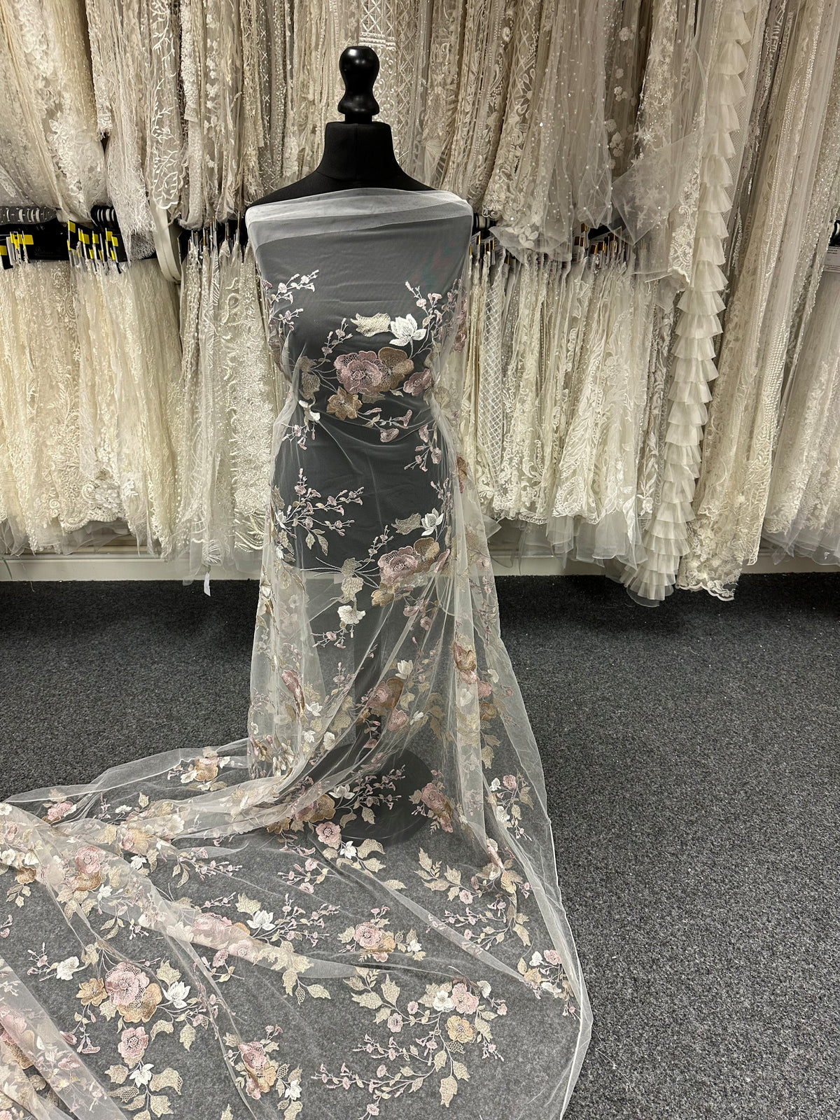 Elfenbein, Roségold und rosa Spitze - EB5055