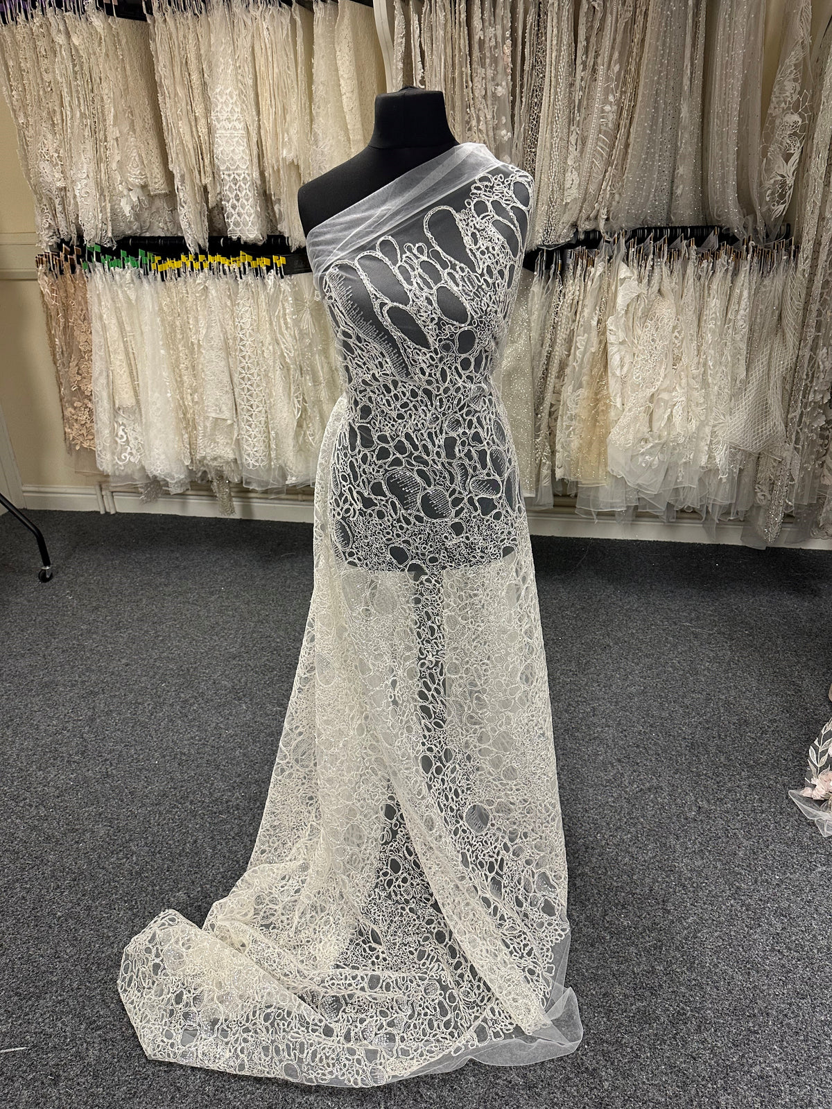 Elfenbeinfarbene Kordelspitze – Raven